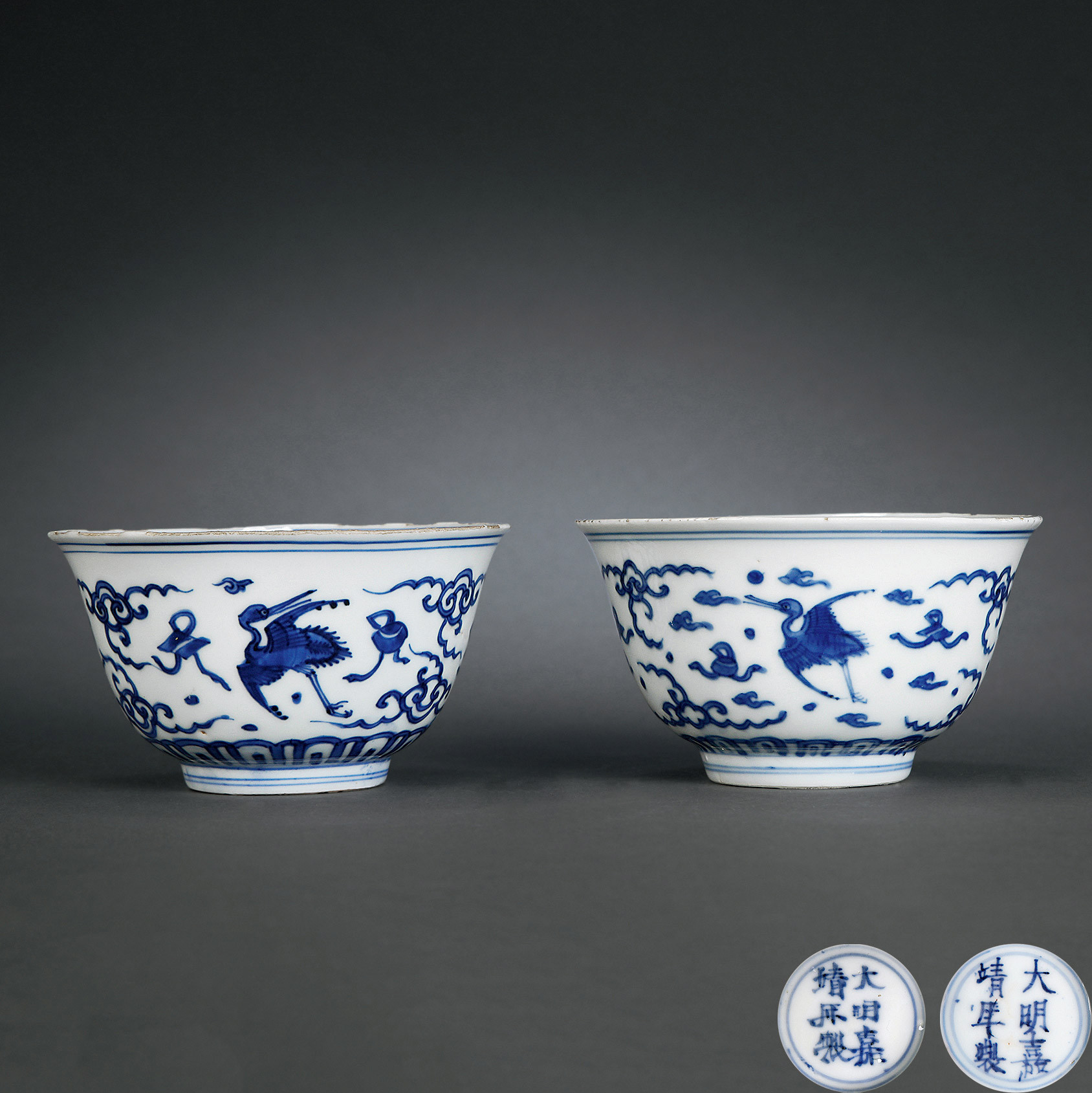 A PAIR OF BLUE AND WHITE CUPS