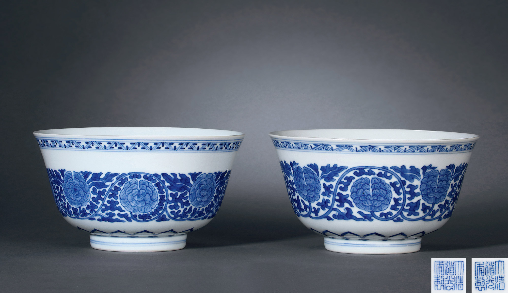 A PAIR OF BLUE AND WHITE FLOWERS BOWL