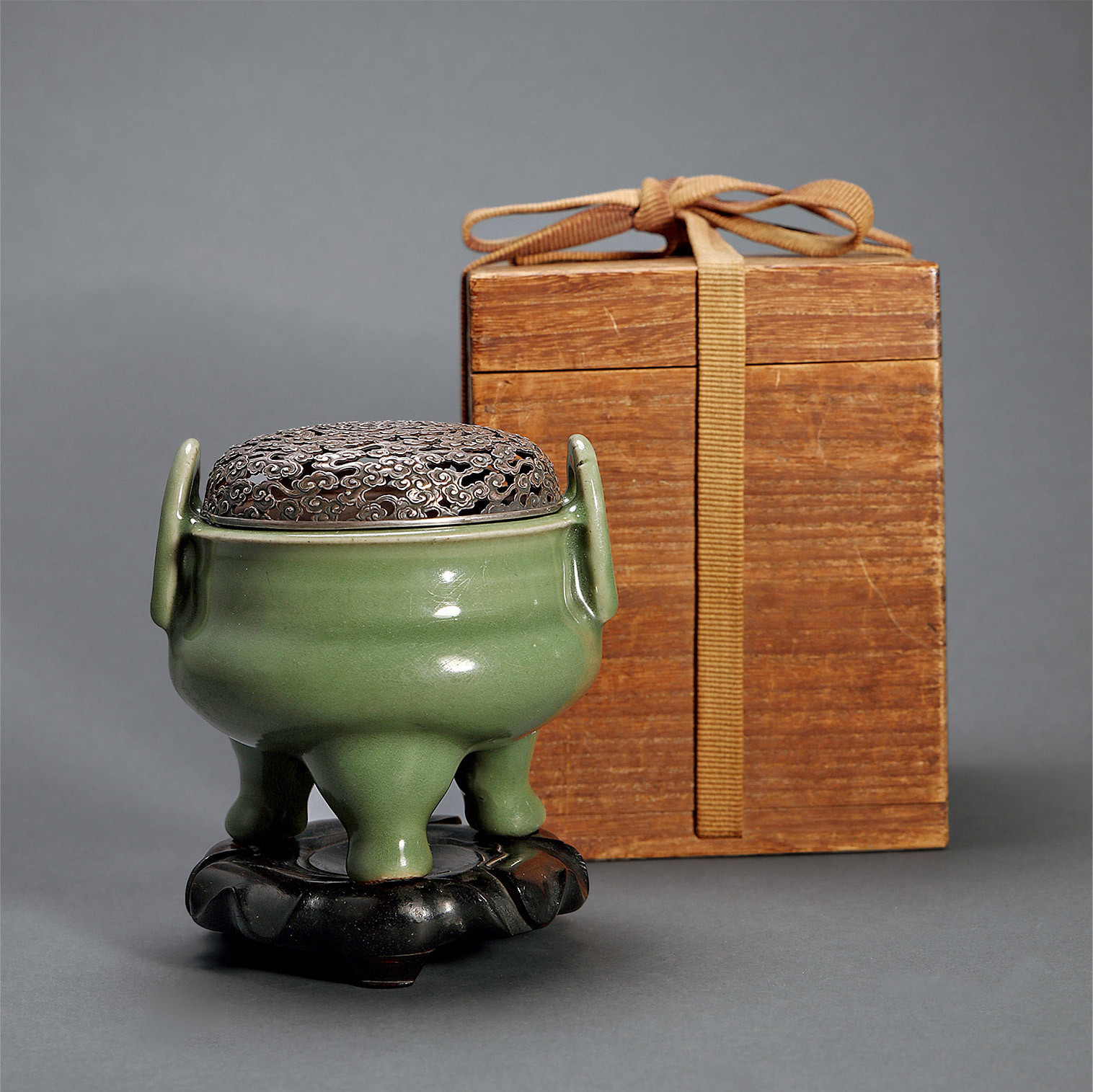 A LONGQUAN WARE CENSER WITH HANDLES DESIGN