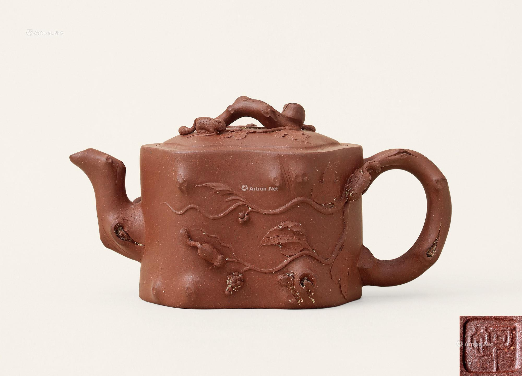 TEAPOT WITH THE DECORATION OF SQUIRRELS AND GRAPES