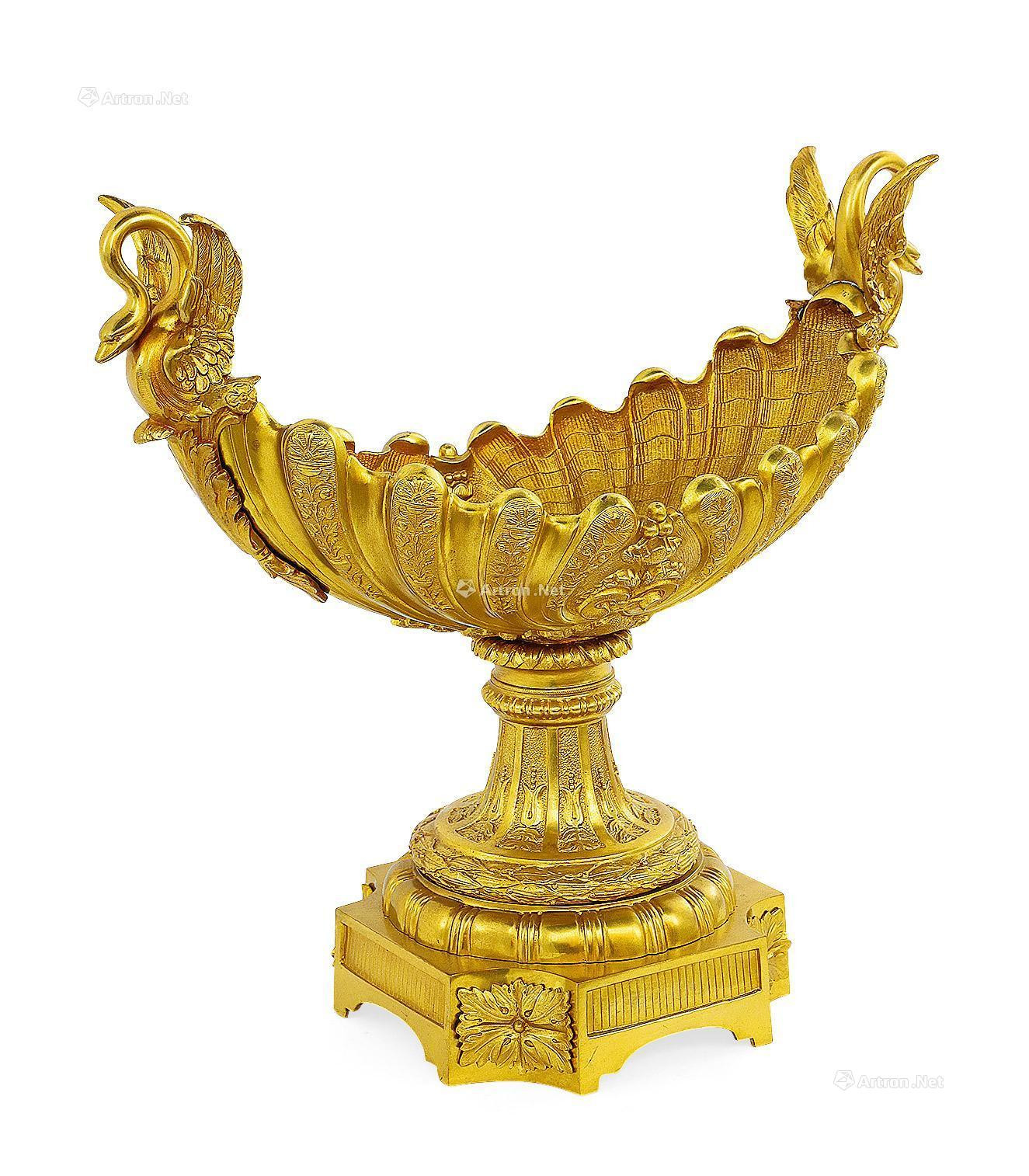 A FRENCH EMPIRE STYLE GILT BRONZE DECORATIVE URN