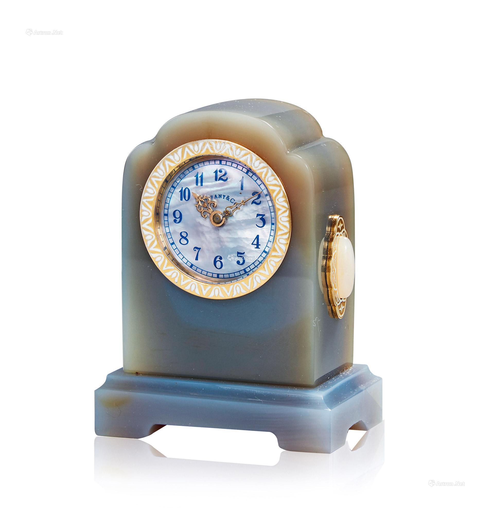 TIFFANY & CO. AN ART DECO AGATE MANUALLY-WOUND TABLE CLOCK WITH KEY AND MOTHER-OF-PEARL DIAL