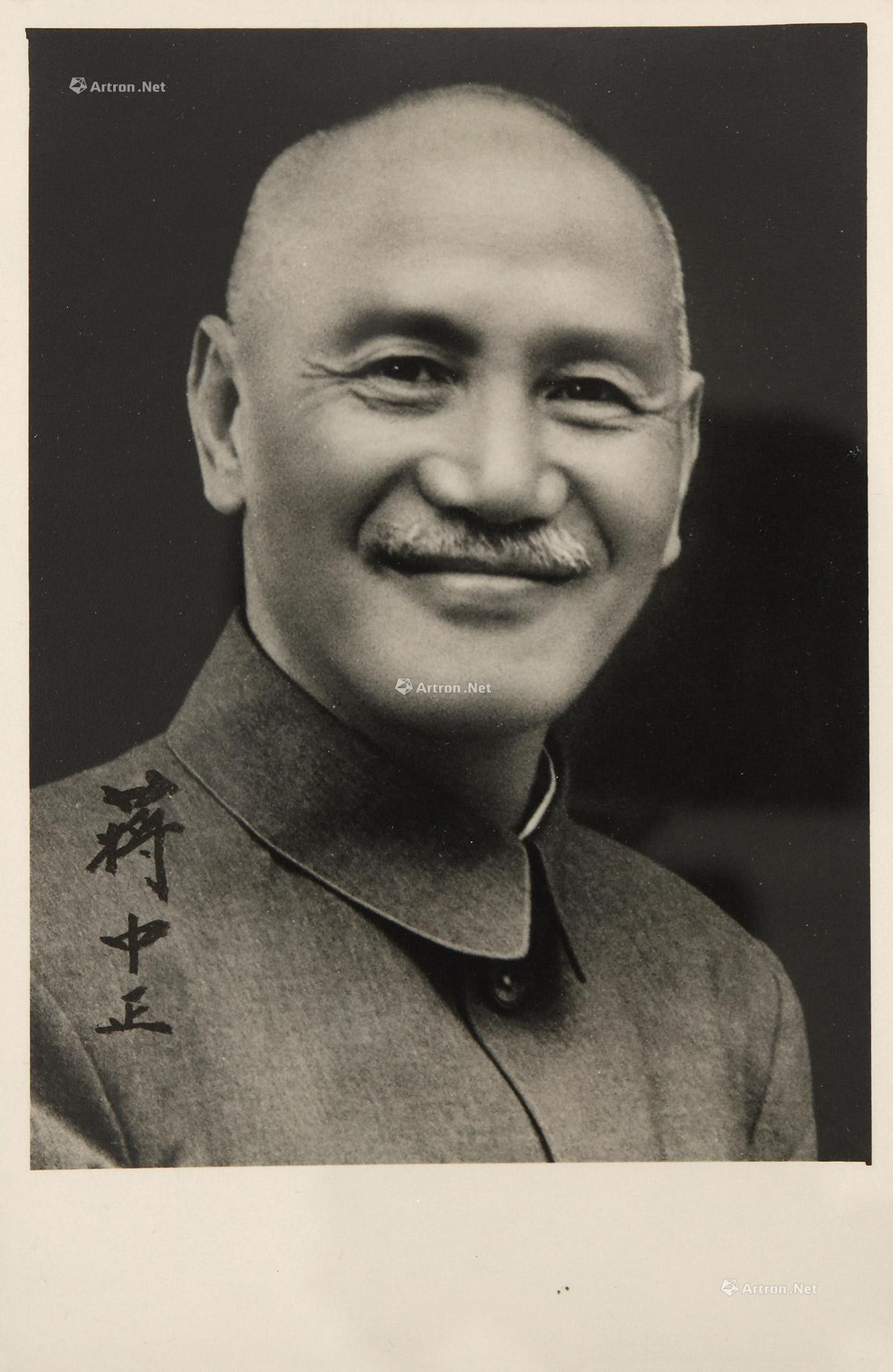 Autographed photo by Chiang kai-shek， with COA