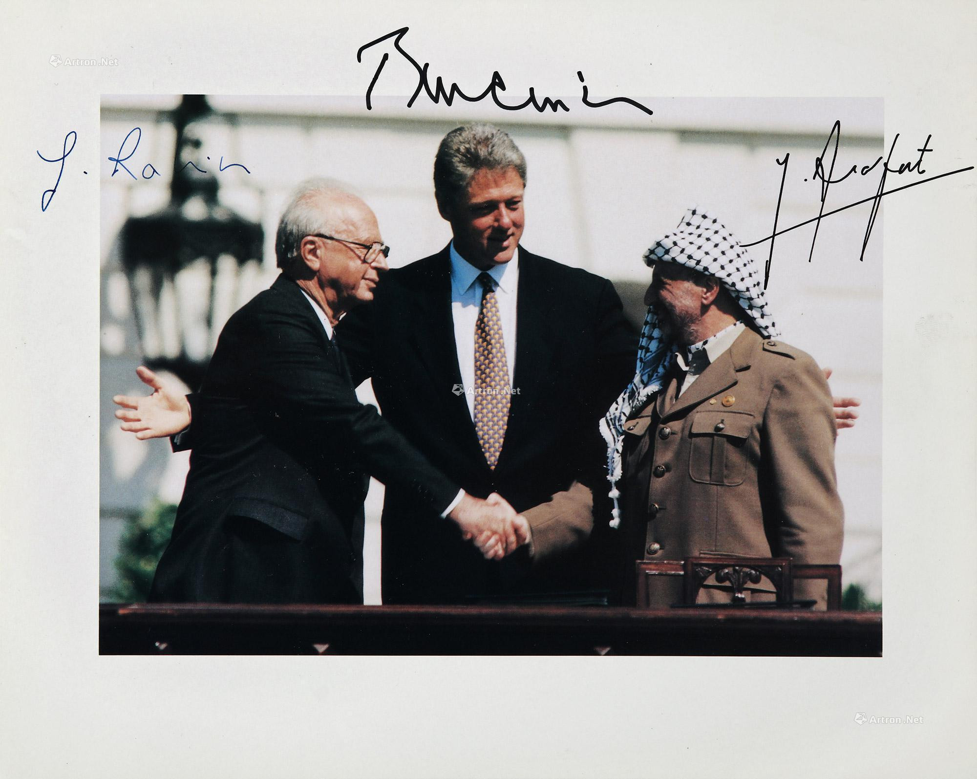 Jointly autographed the classic photos of the Oslo Agreement by“Oslo Founder”，“US President”William Jefferson Clinton，“Palestinian President”Yasser Arafat”and“Israeli Prime Minister”Yitzhak Rabin， with COA