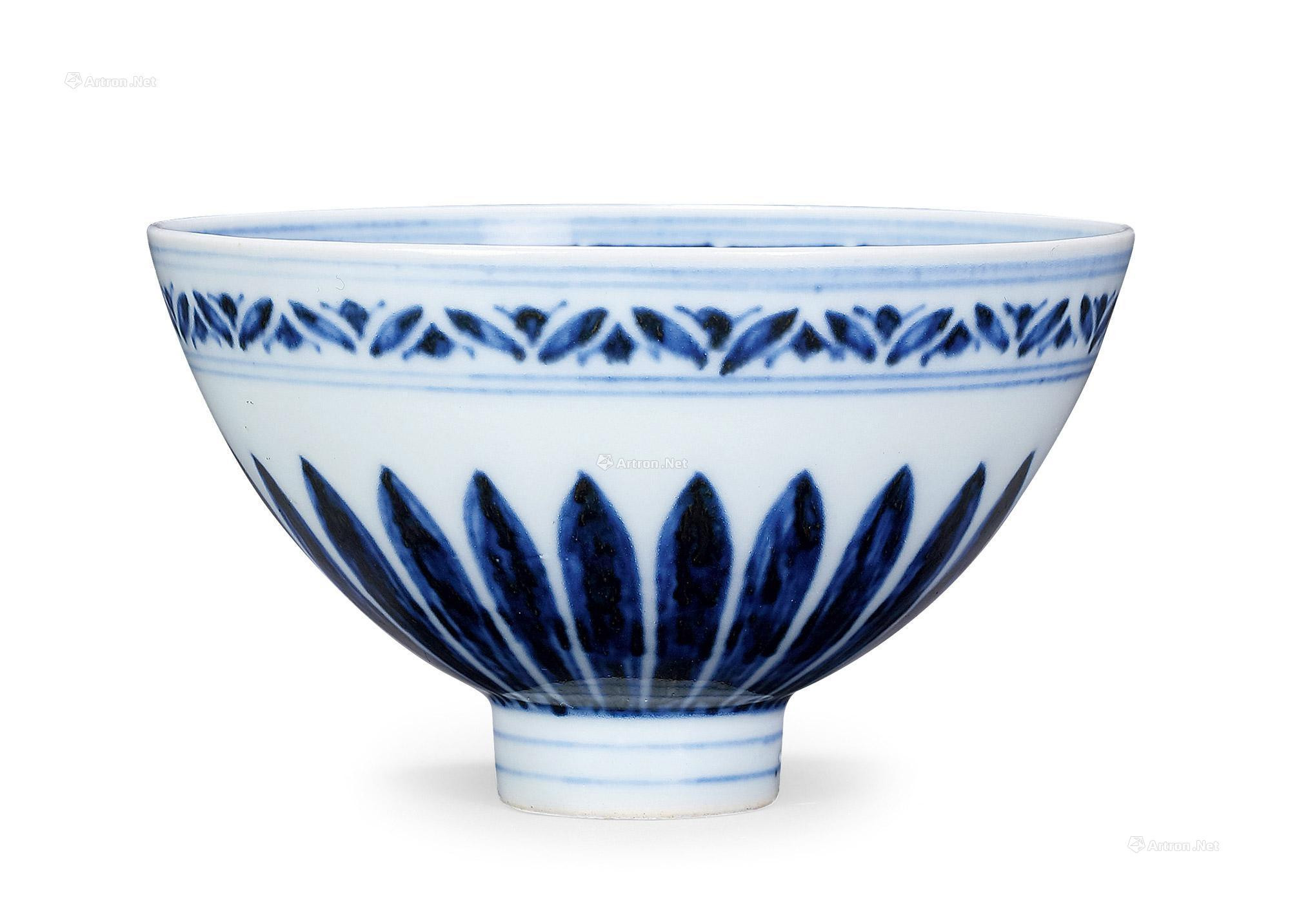A RARE BLUE AND WHITE‘FLORAL’HEART-SHAPED BOWL