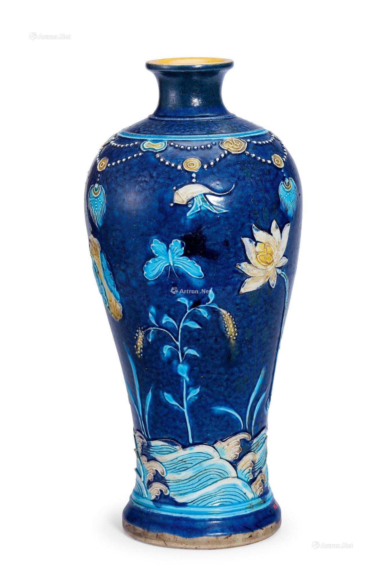 A FAHUA DECORATED‘LOTUS AND BIRD’VASE，MEIPING
