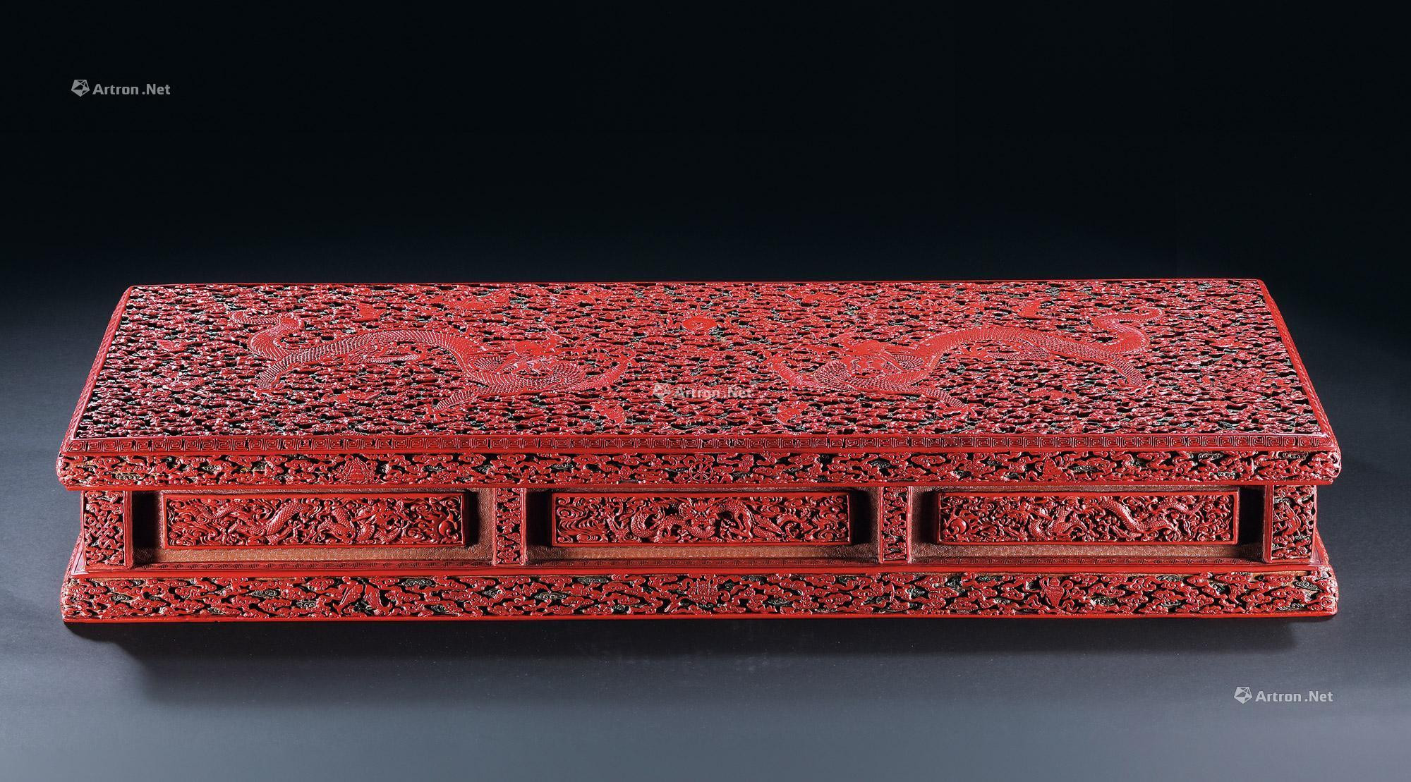 A SUPERBLY CARVED POLYCHROME LACQUER‘EIGHT BUDDHIST EMBLEMS’ AND‘DRAGON AND CLOUD’ FOOTSTOOL OF A THRONE