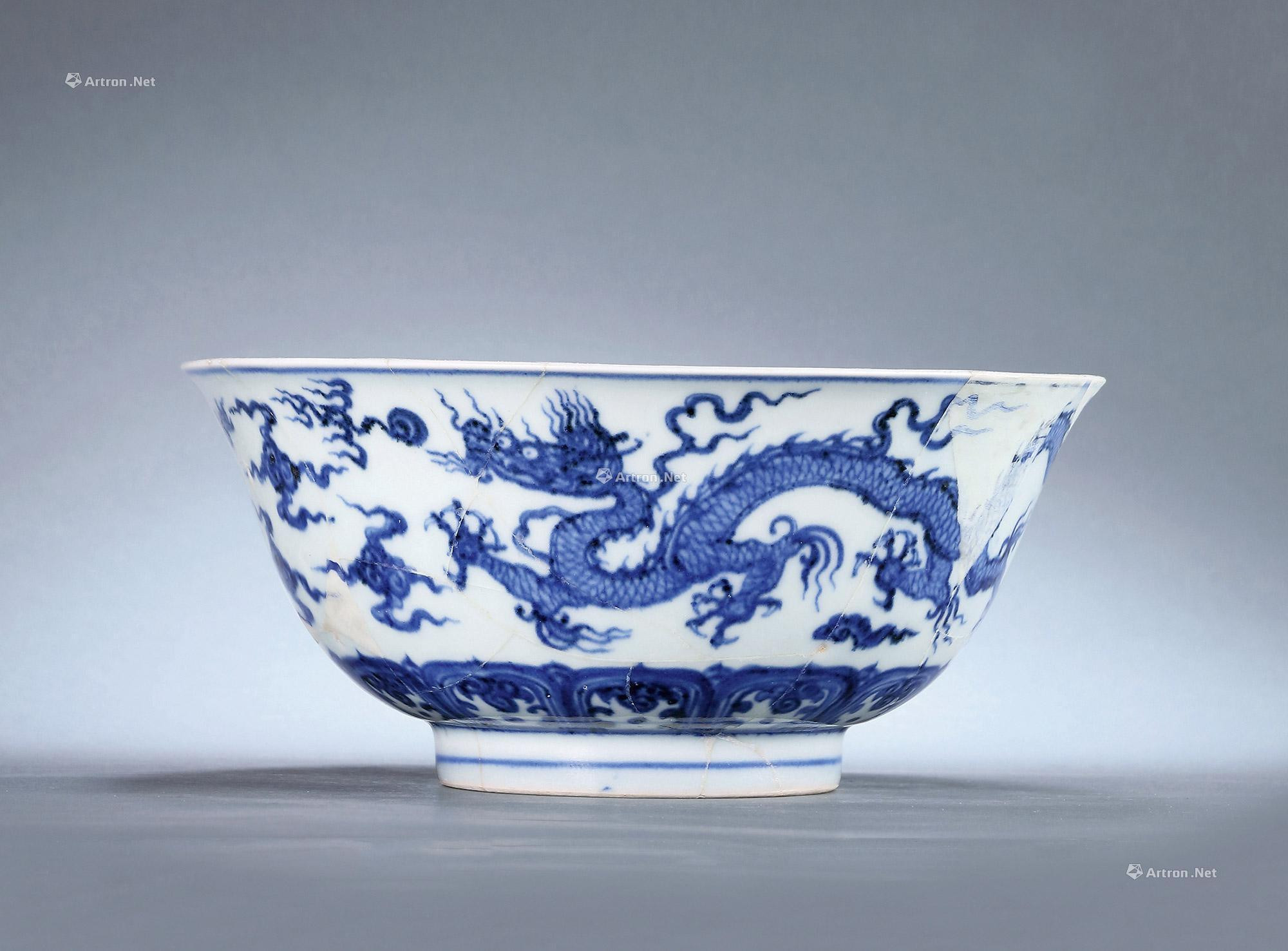 A BLUE AND WHITE BOWL WITH ENGRAVED CLOUD DESIGN