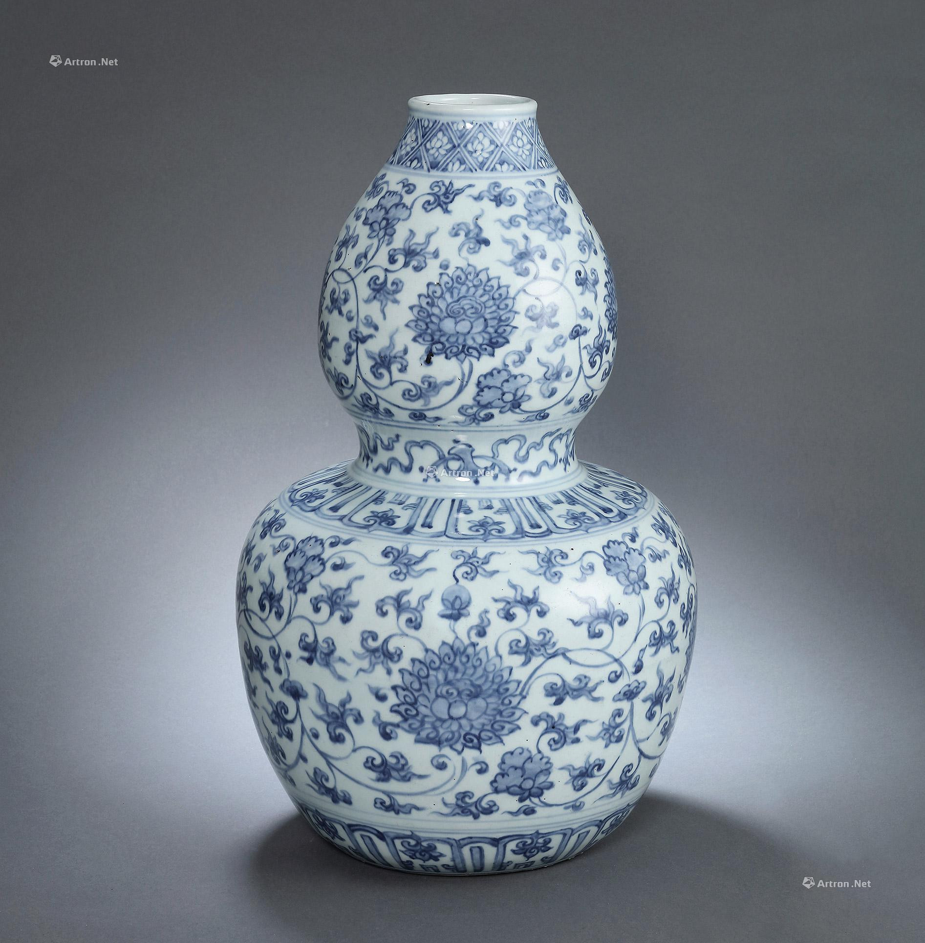 A BLUE AND WHITE FLOWERS VASE
