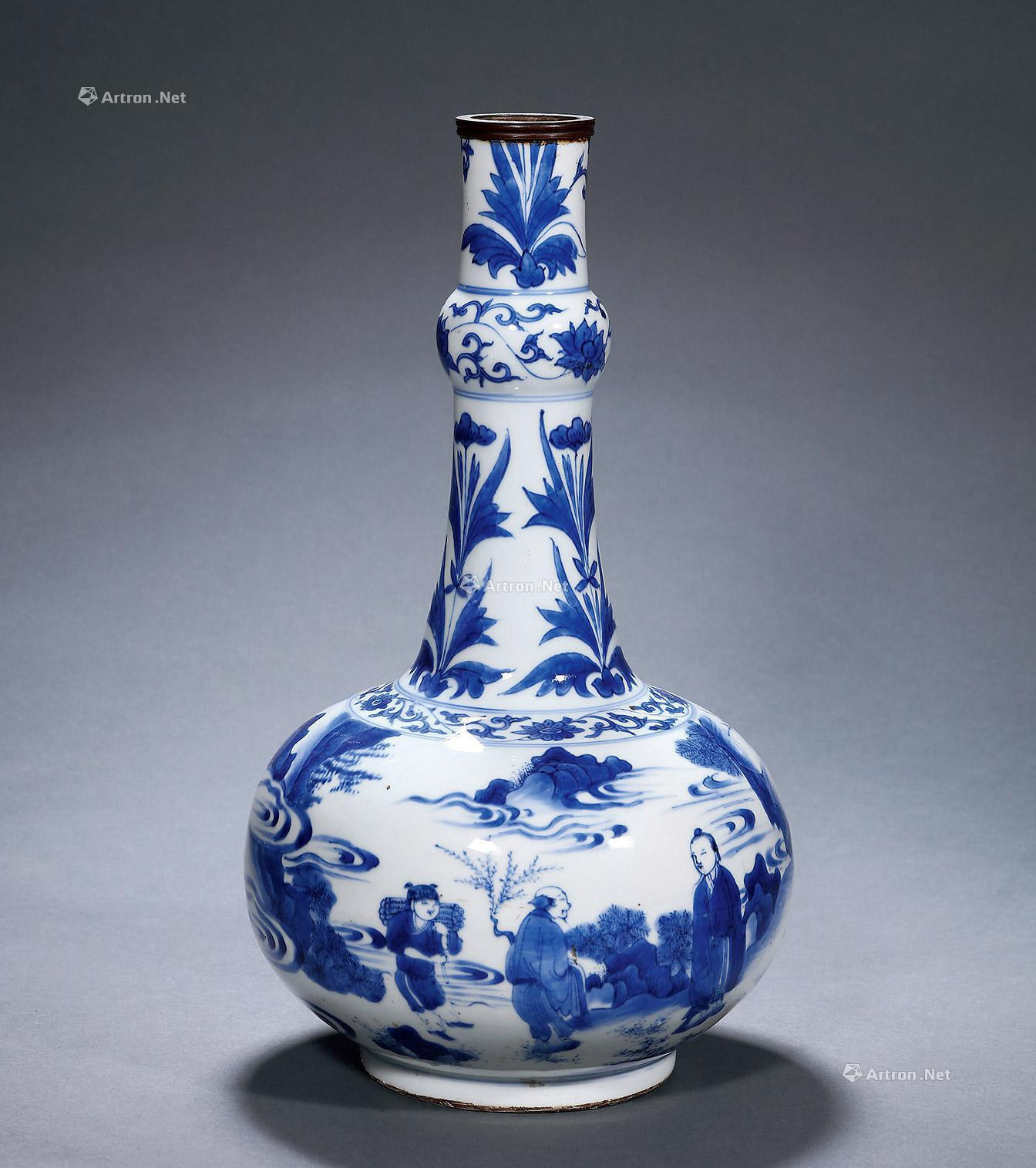 A BLUE AND WHITE LONG NECK VASE WITH FIGURES DESIGN