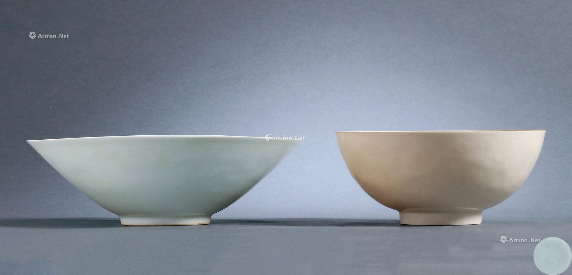 A SET OF TWO WHITE-GLAZED BOWLS WITH ENGRAVED DRAGON