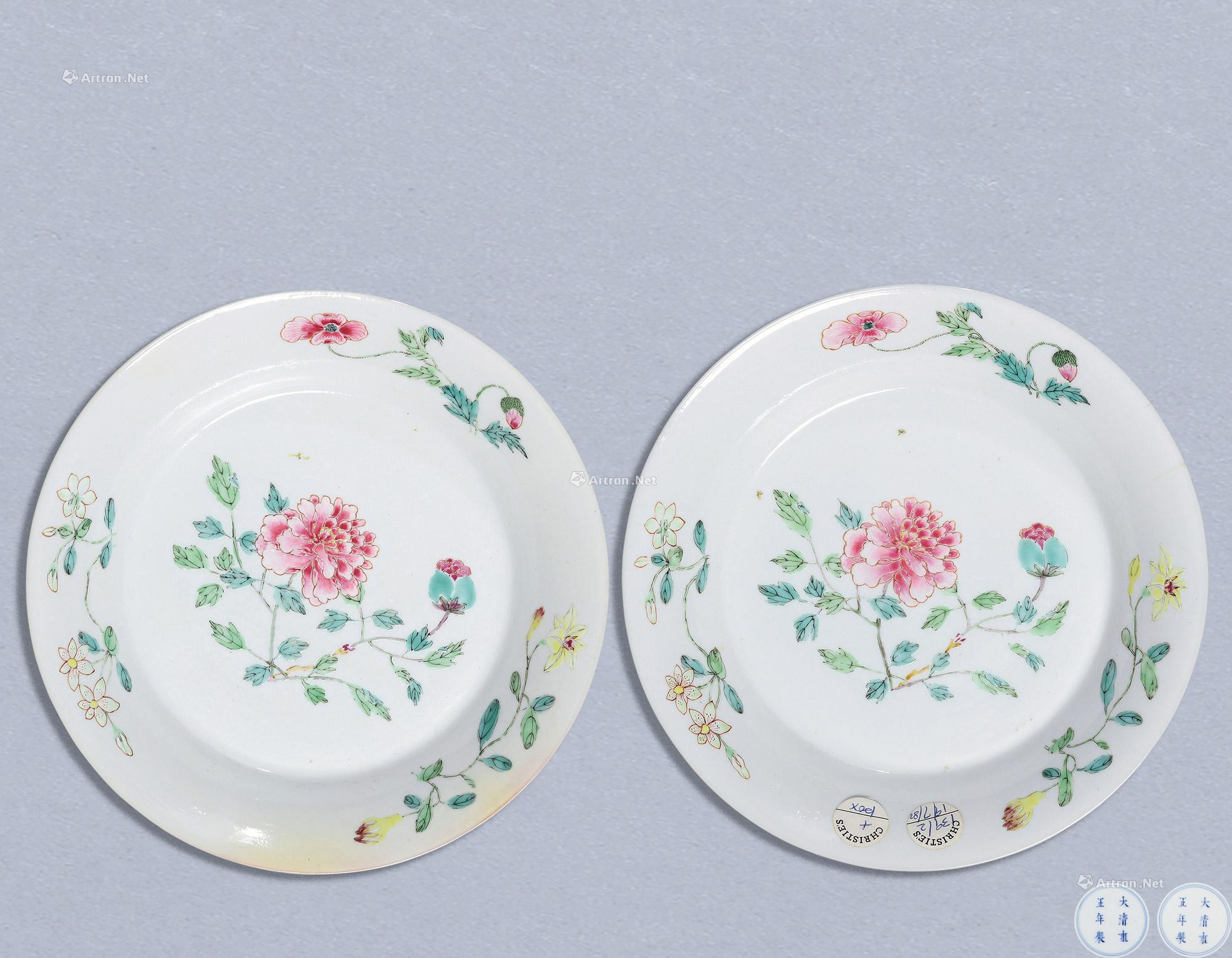 A PAIR OF FAMILLE-ROSE FLOWERS PLATES