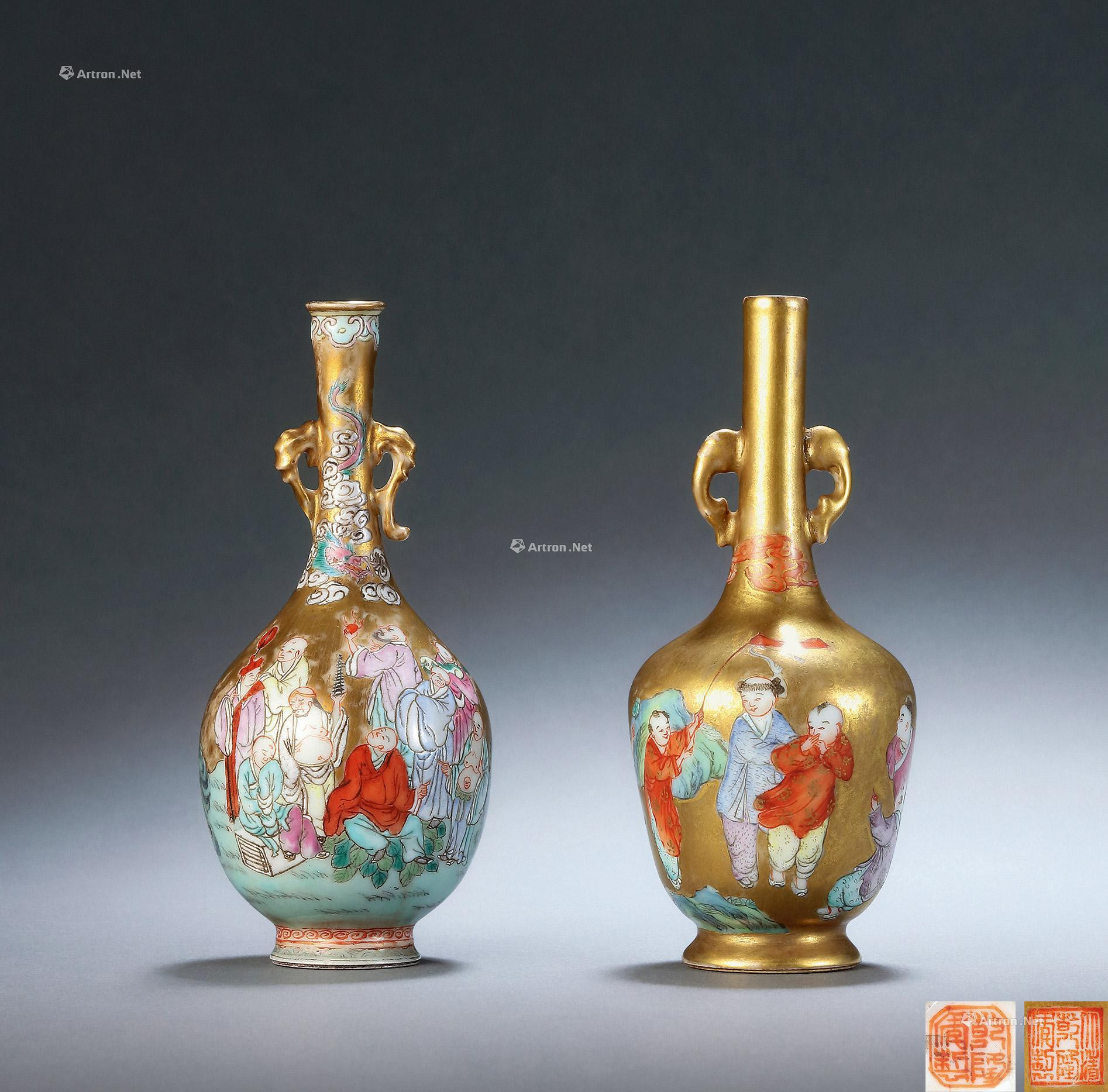 A SET OF TWO GOLD GROUND AND FAMILLE ROSE FLOWER RECEPTACLES WITH HANDLES DESIGN