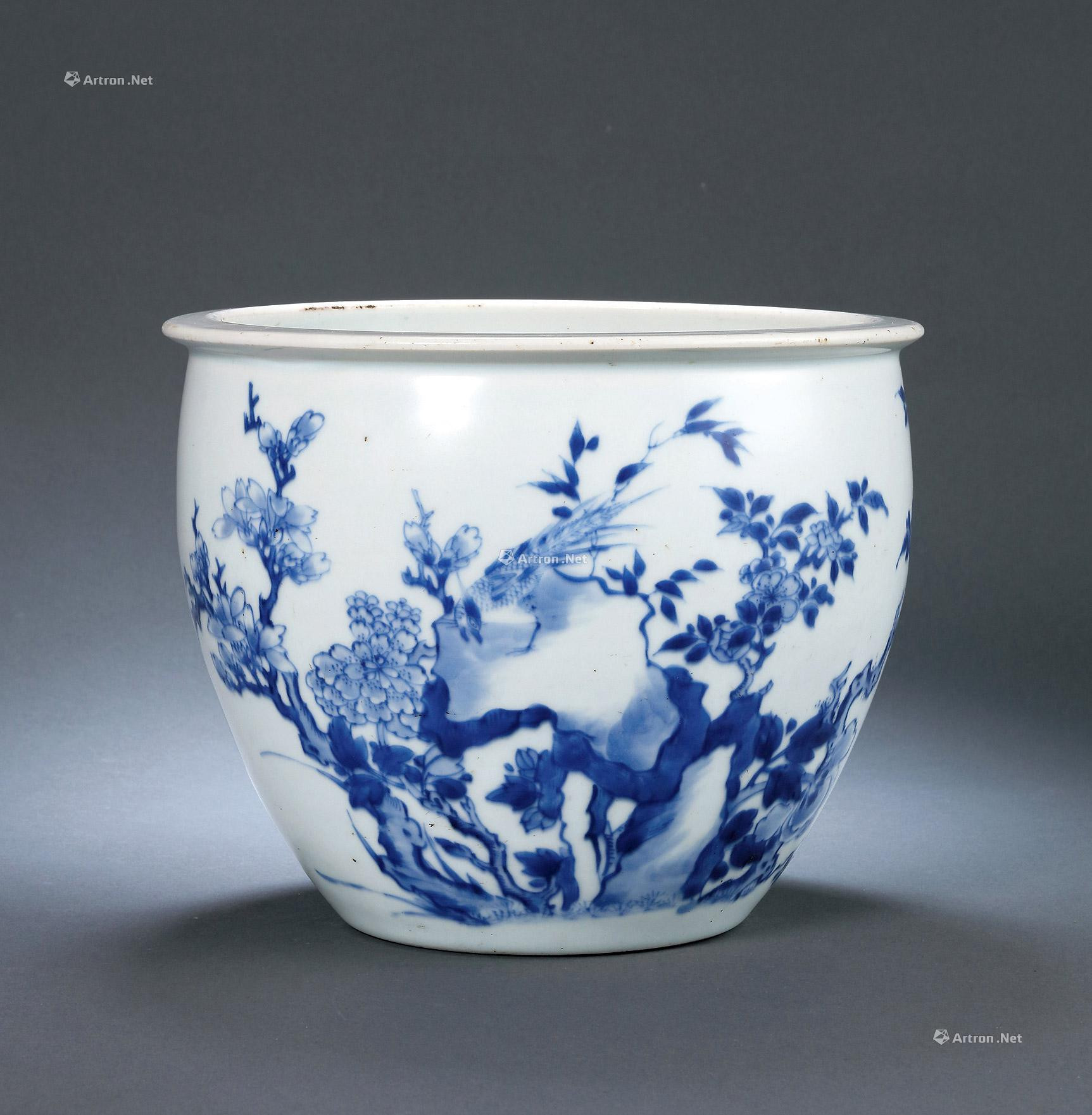 A BLUE AND WHITE POT