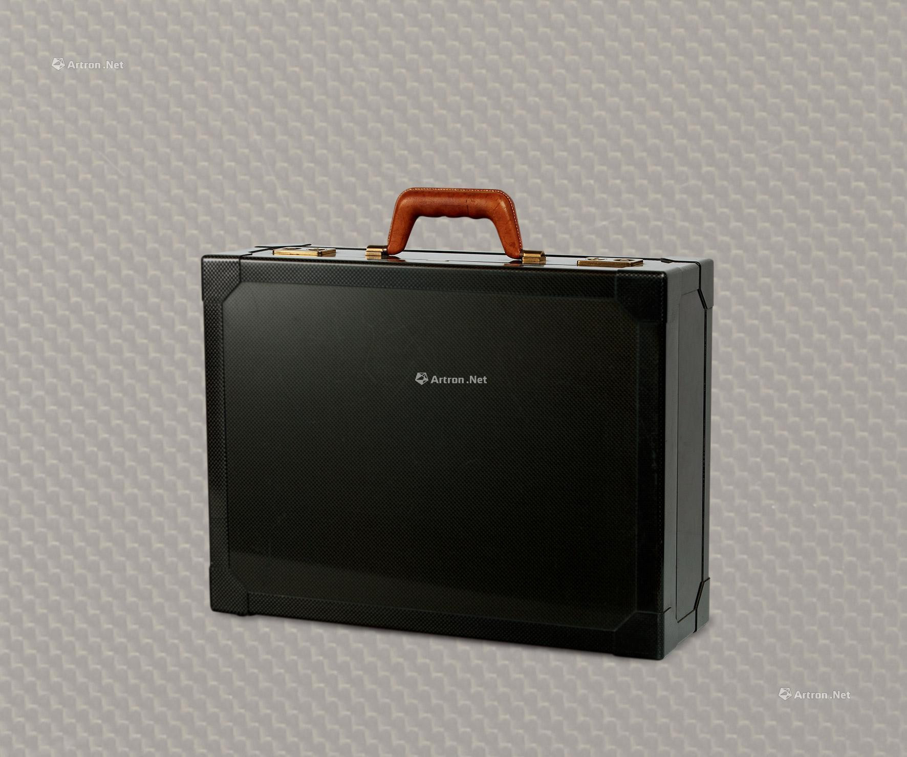 HERMES PARIS　A HERMES LEATHER SUITCASE WITH GOLD HARDWARE