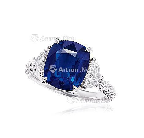 A 5.12 CARAT SRI LANKAN ‘ROYAL BLUE’ SAPPHIRE AND DIAMOND RING MOUNTED IN 18K WHITE GOLD，WITH NO INDICATIONS OF HEATING