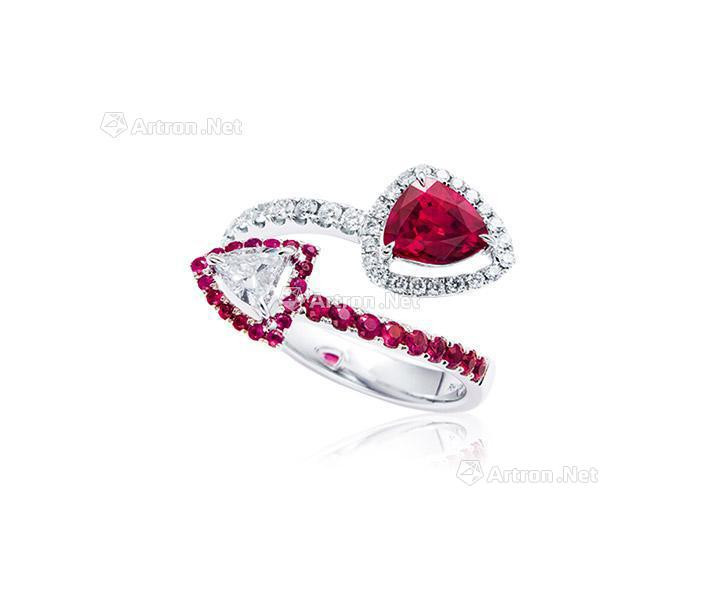 A 1 CARAT BURMESE RUBY AND DIAMOND RING MOUNTED IN 18K WHITE GOLD，WITH NO INDICATIONS OF HEATING