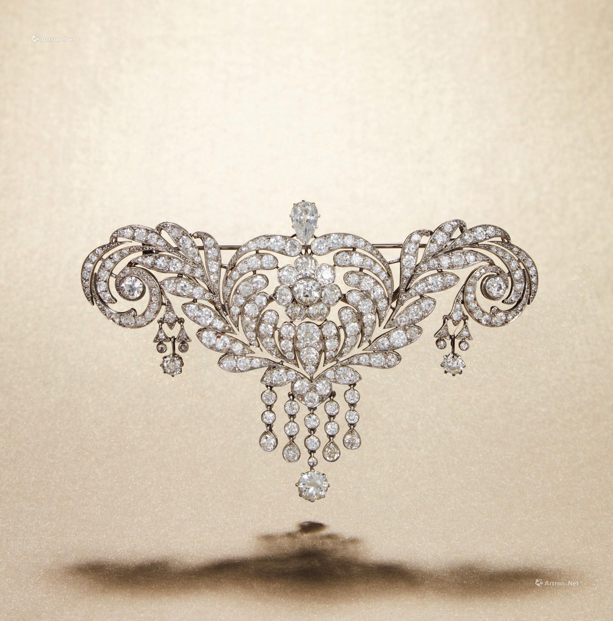 A DIAMOND BROOCH MOUNTED IN WHITE GOLD