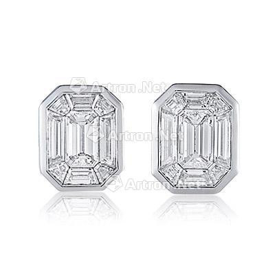 A PAIR OF DIAMOND EARRINGS MOUNTED IN 18K WHITE GOLD