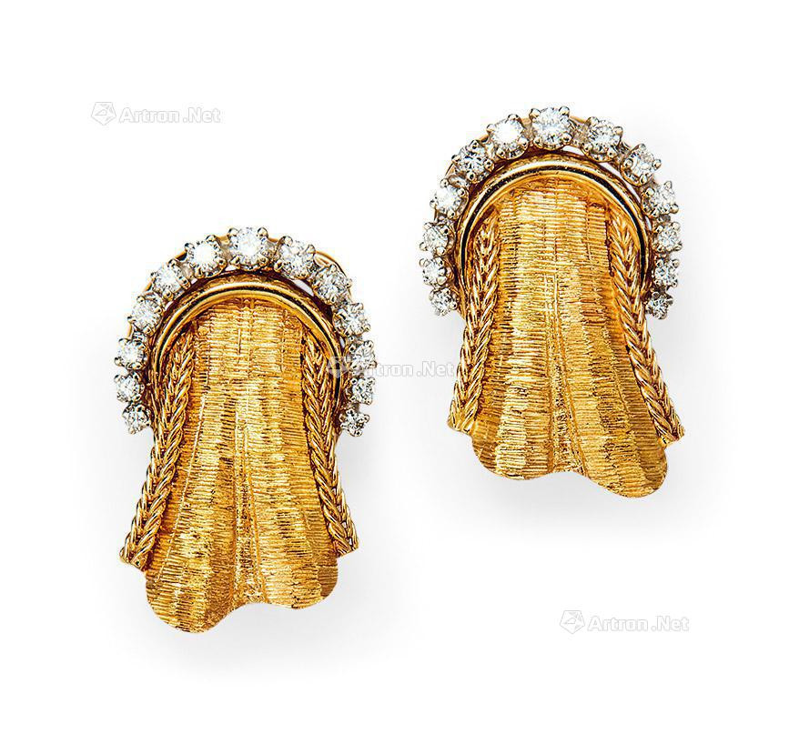 A PAIR OF DIAMOND EARRINGS MOUNTED IN 18K YELLOW GOLD