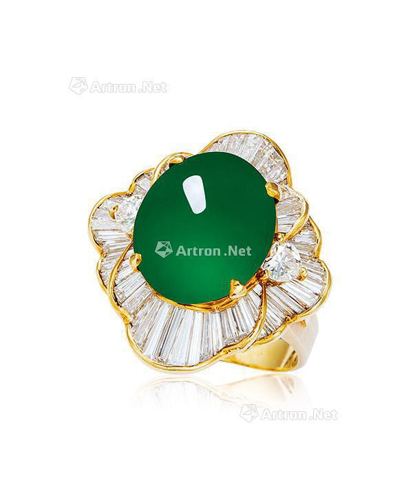 A BURMESE JADEITE AND DIAMOND RING MOUNTED IN 18K YELLOW GOLD
