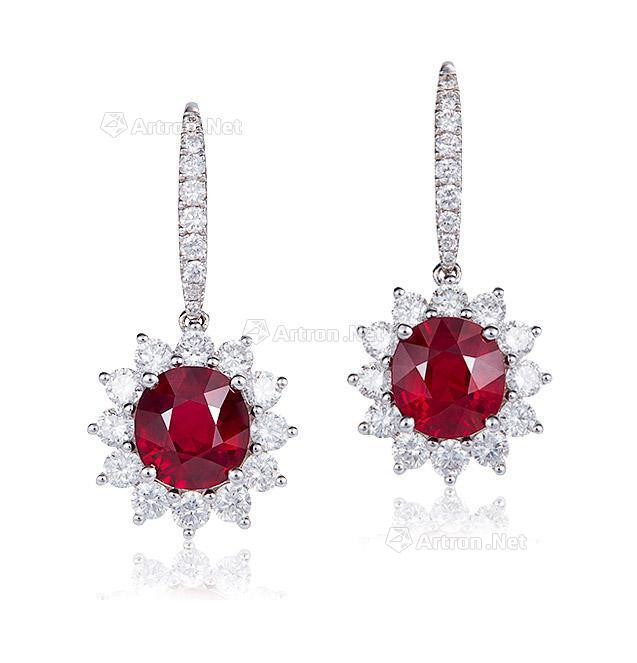 A PAIR OF 2.20 AND 2.20 CARATS MOZAMBIQUE ‘PIGEON BLOOD’ RUBY AND DIAMOND EAR PENDANTS MOUNTED IN 18K WHITE GOLD，WITH NO INDICATIONS OF HEATING