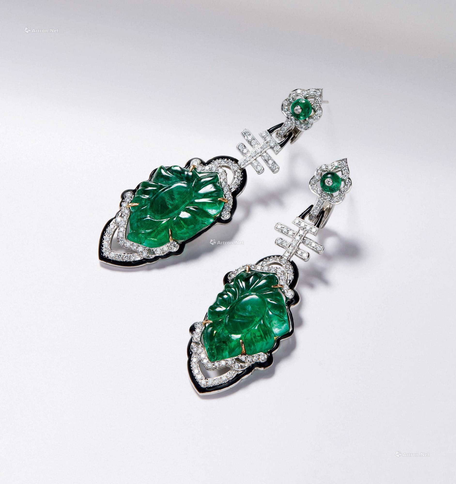 A PAIR OF EMERALD，DIAMOND AND BLACK AGATE EAR PENDANTS MOUNTED IN 18K WHITE GOLD