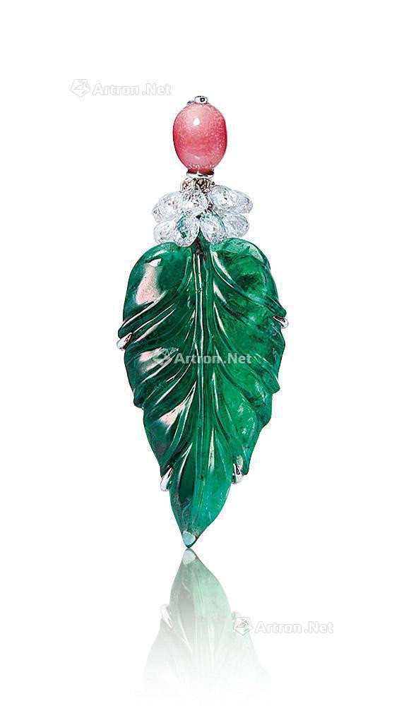 A 14.45 CARAT EMERALD，CONCH PEARL AND DIAMOND PANDENT MOUNTED IN 18K WHITE GOLD