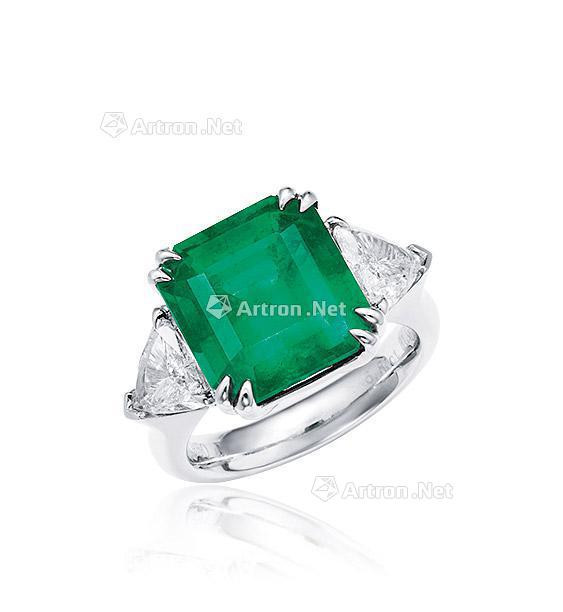 A 6.80 CARAT COLOMBIAN ‘VIVID GREEN’ EMERALD AND DIAMOND RING MOUNTED IN 950 PLATINUM