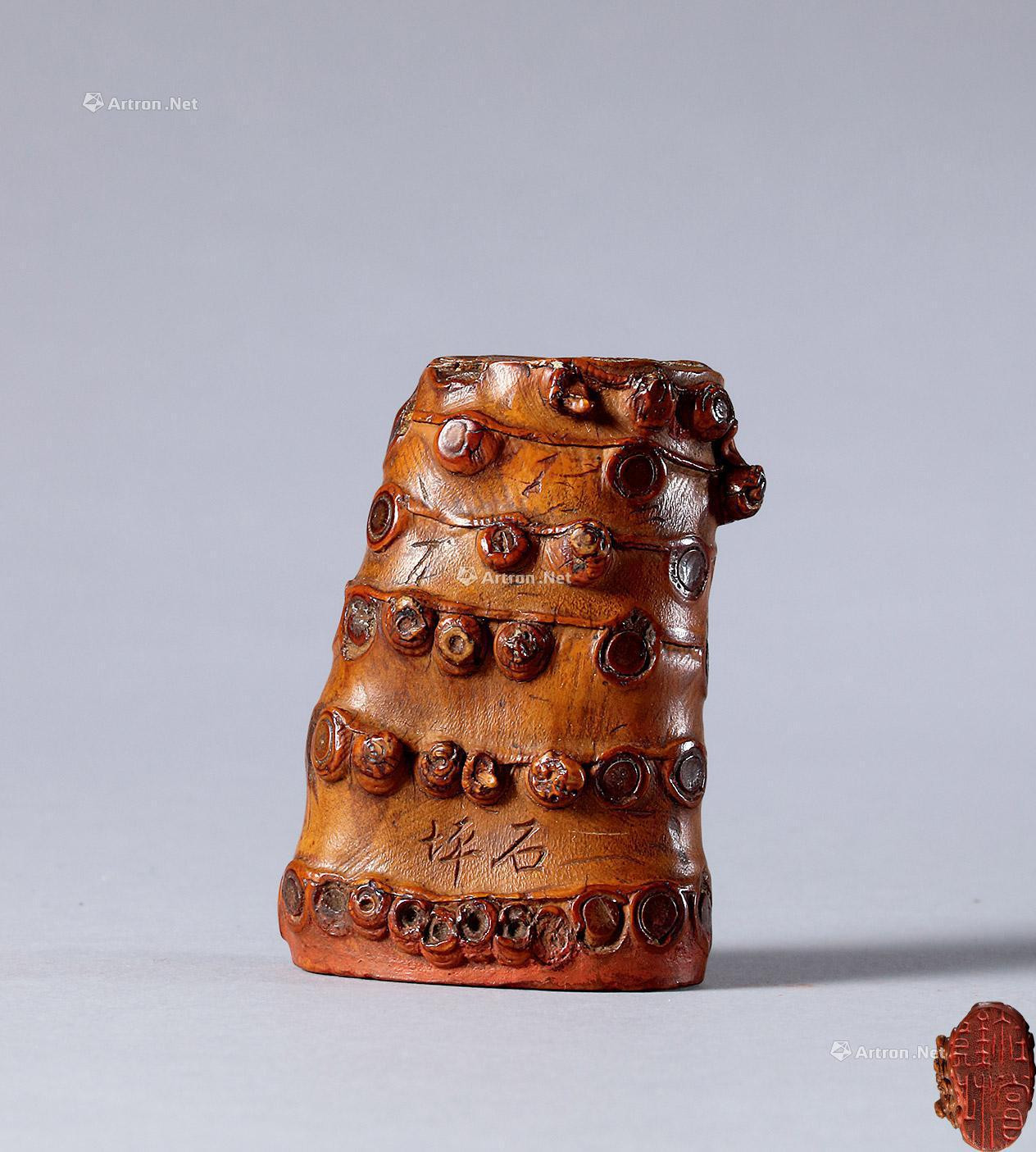 BAMBOO ROOT CARVED SEAL WITH DESIGN OF GLOSSY GANODERMA INSCRIBED BY DAIJIAN
