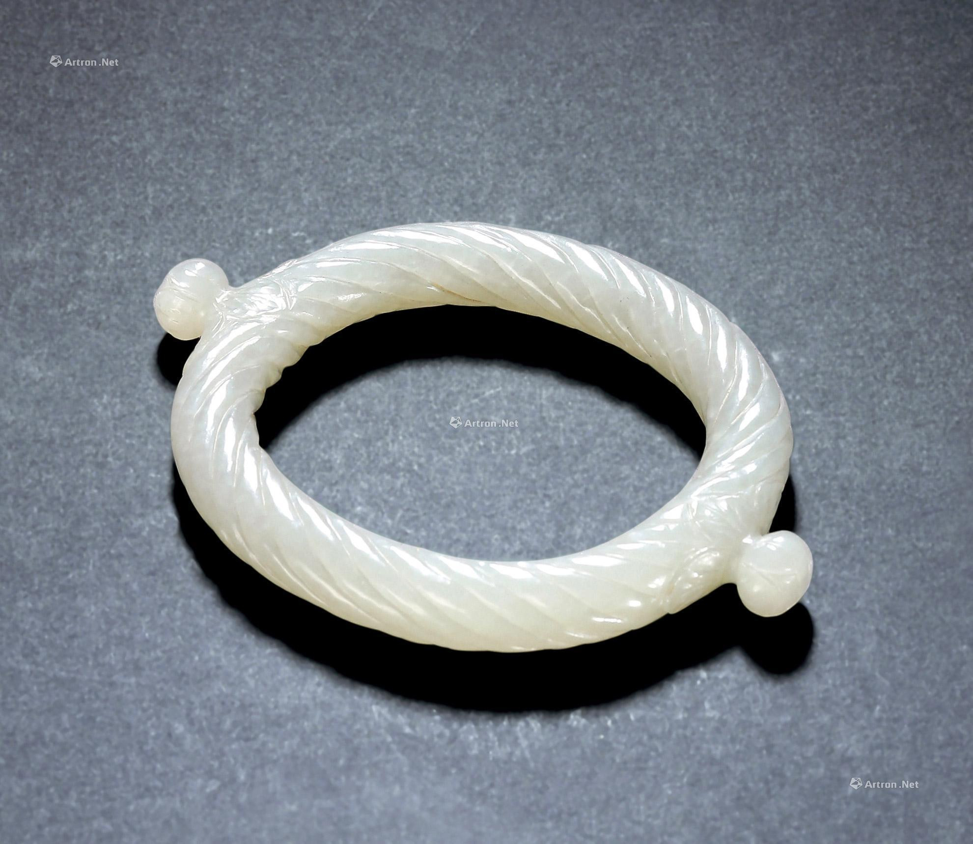 A WHITE JADE MUGHAL-STYLE ROPE-TWIST RING