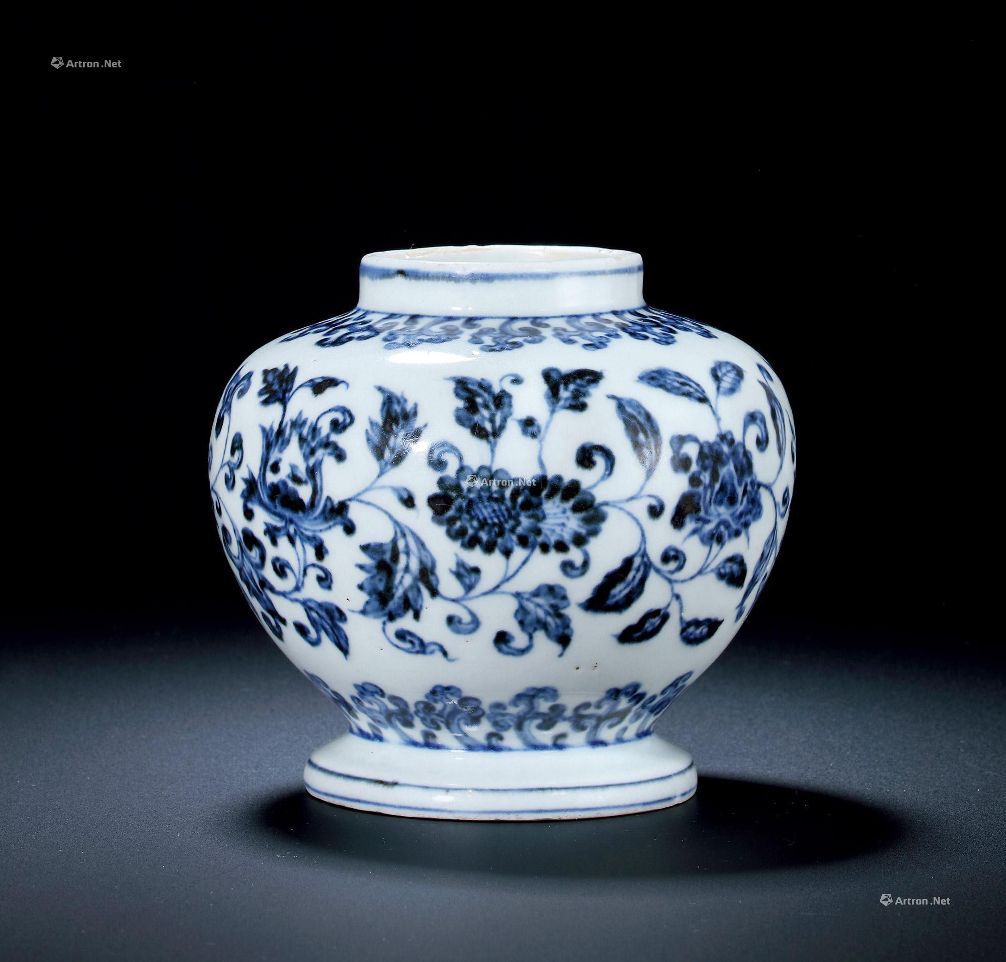 A BLUE AND WHITE‘FLORAL’JAR