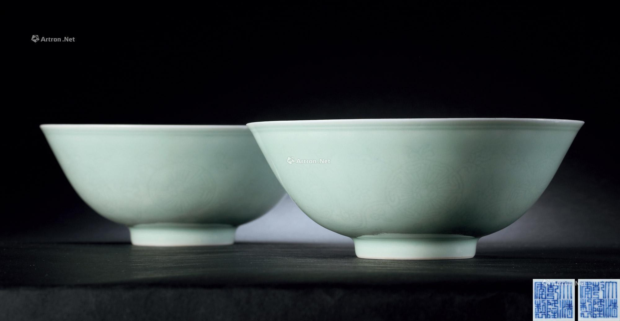 A PAIR OF INCISED‘WINTERGREEN’-GLAZED‘FLORAL’BOWLS