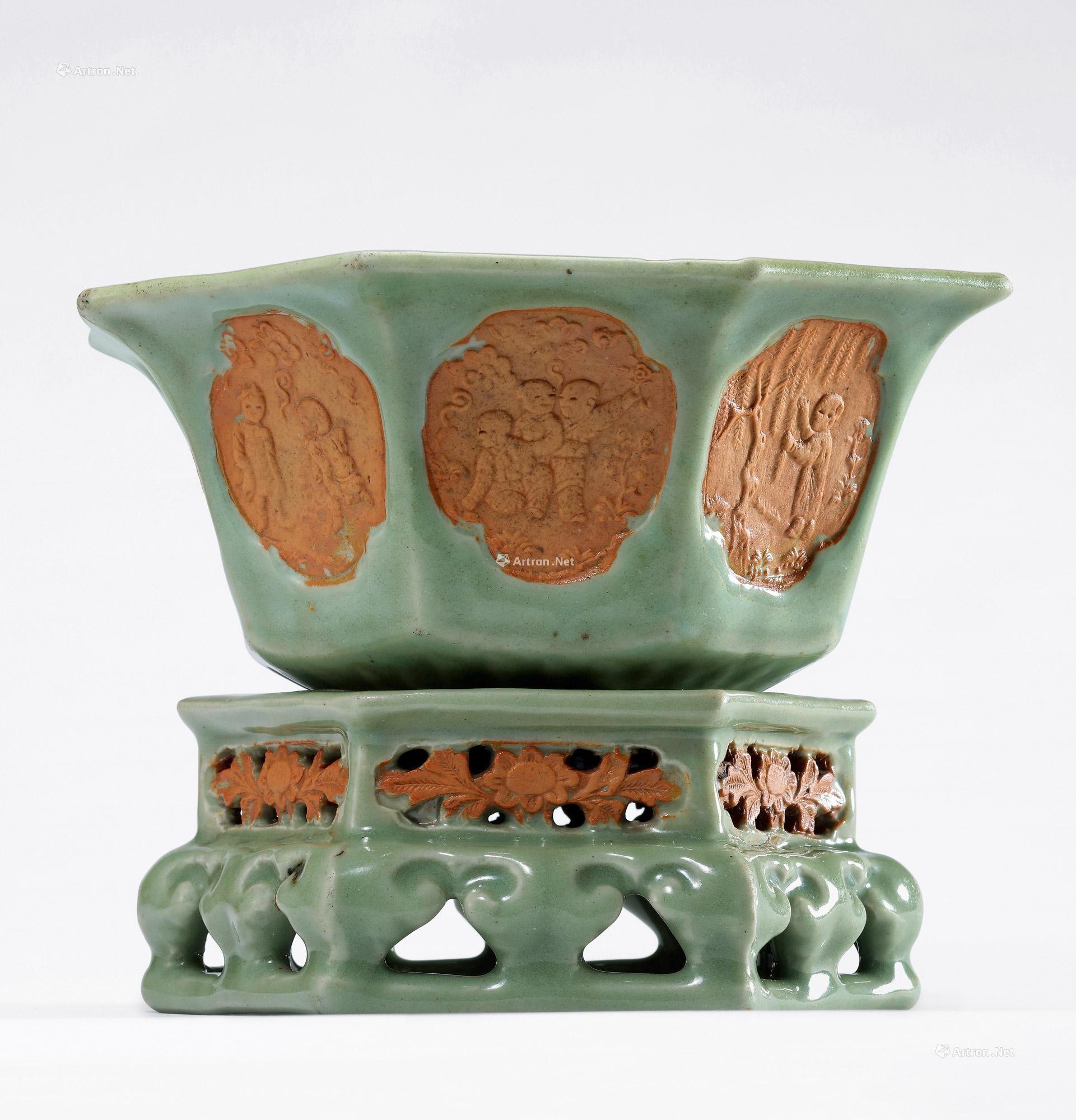 A BISCUIT-DECORATED LONGQUAN CELADON‘BOYS’BOWL AND STAND