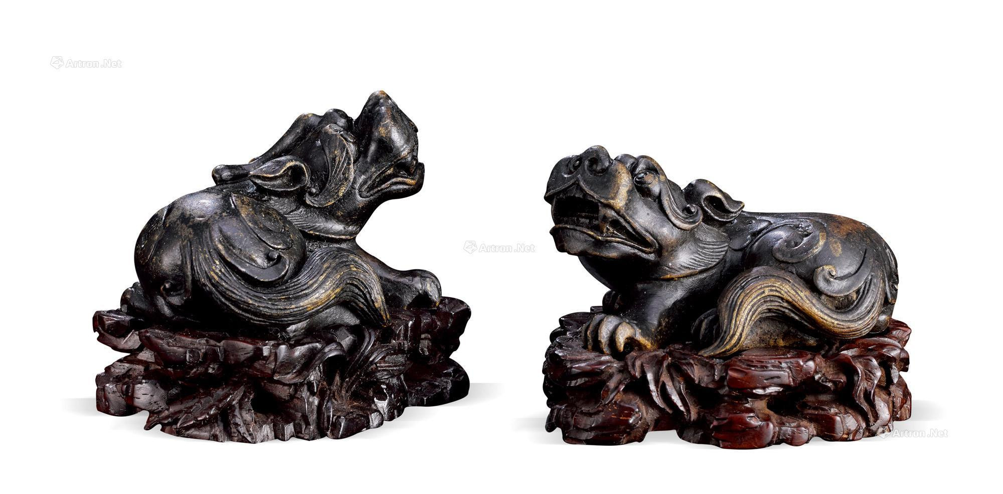 A PAIR OF BRONZE‘MYTHICAL BEAST’PAPERWEIGHT
