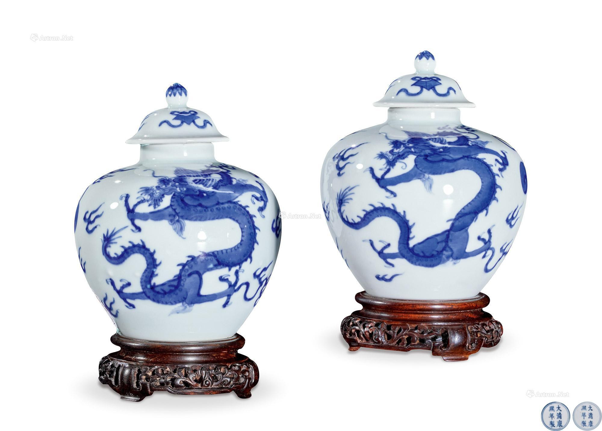 A FINE AND RARE PAIR OF BLUE AND WHITE‘DRAGON’JARLETS AND COVERS