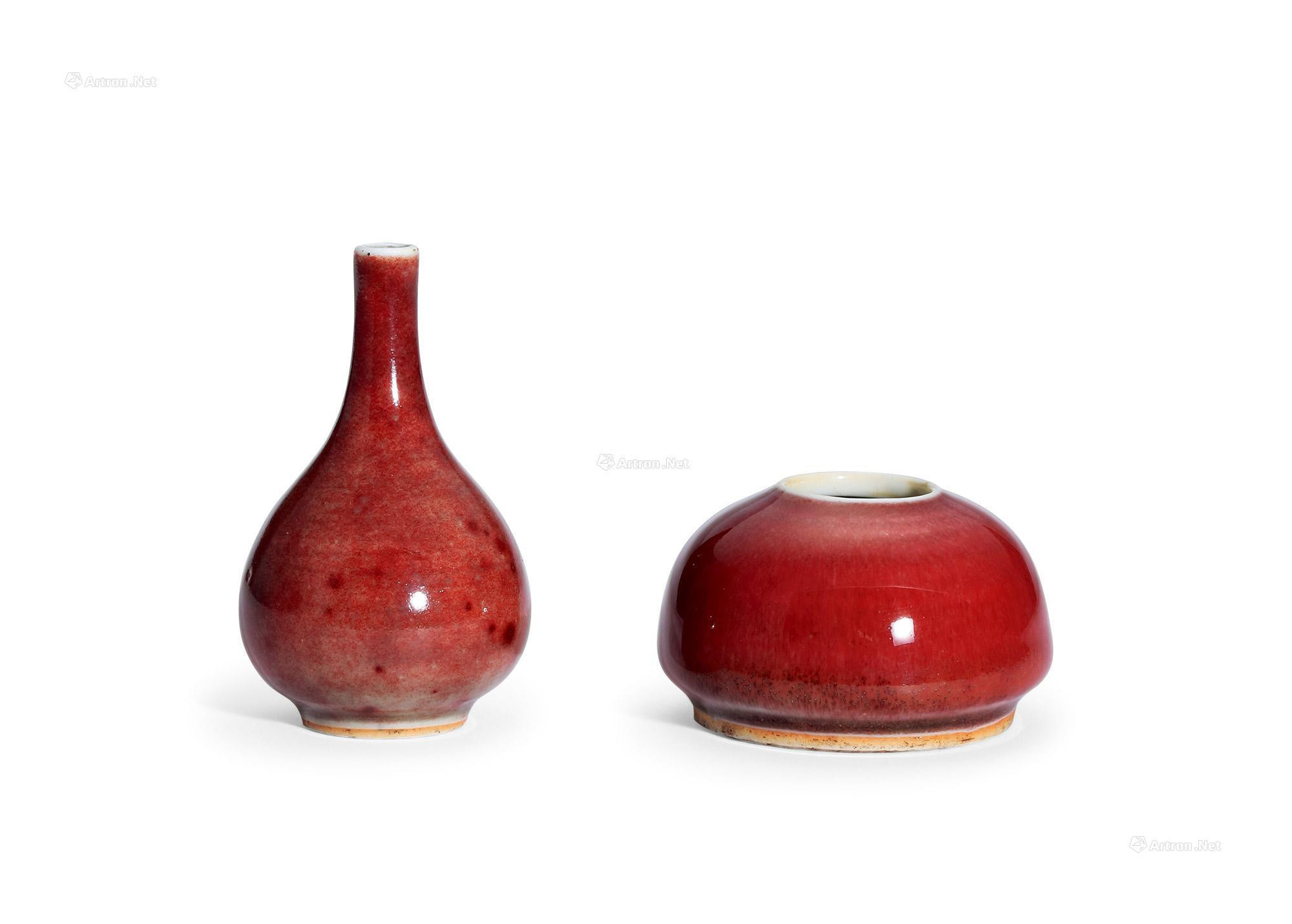 A SET OF TWO RED-GLAZED WATERPOT AND VASE