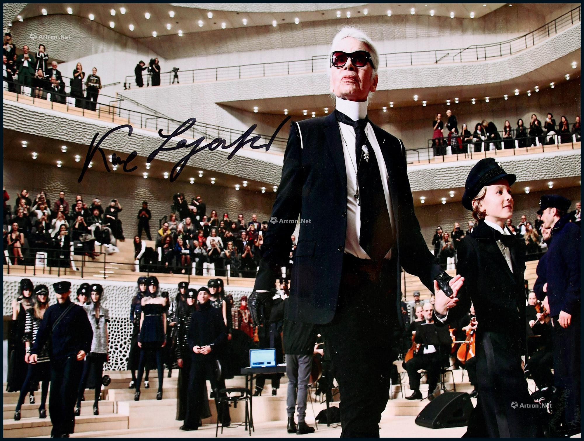 Photo paper autographed by the “Galeries lafayette ” Karl Lagerfeld, with COA