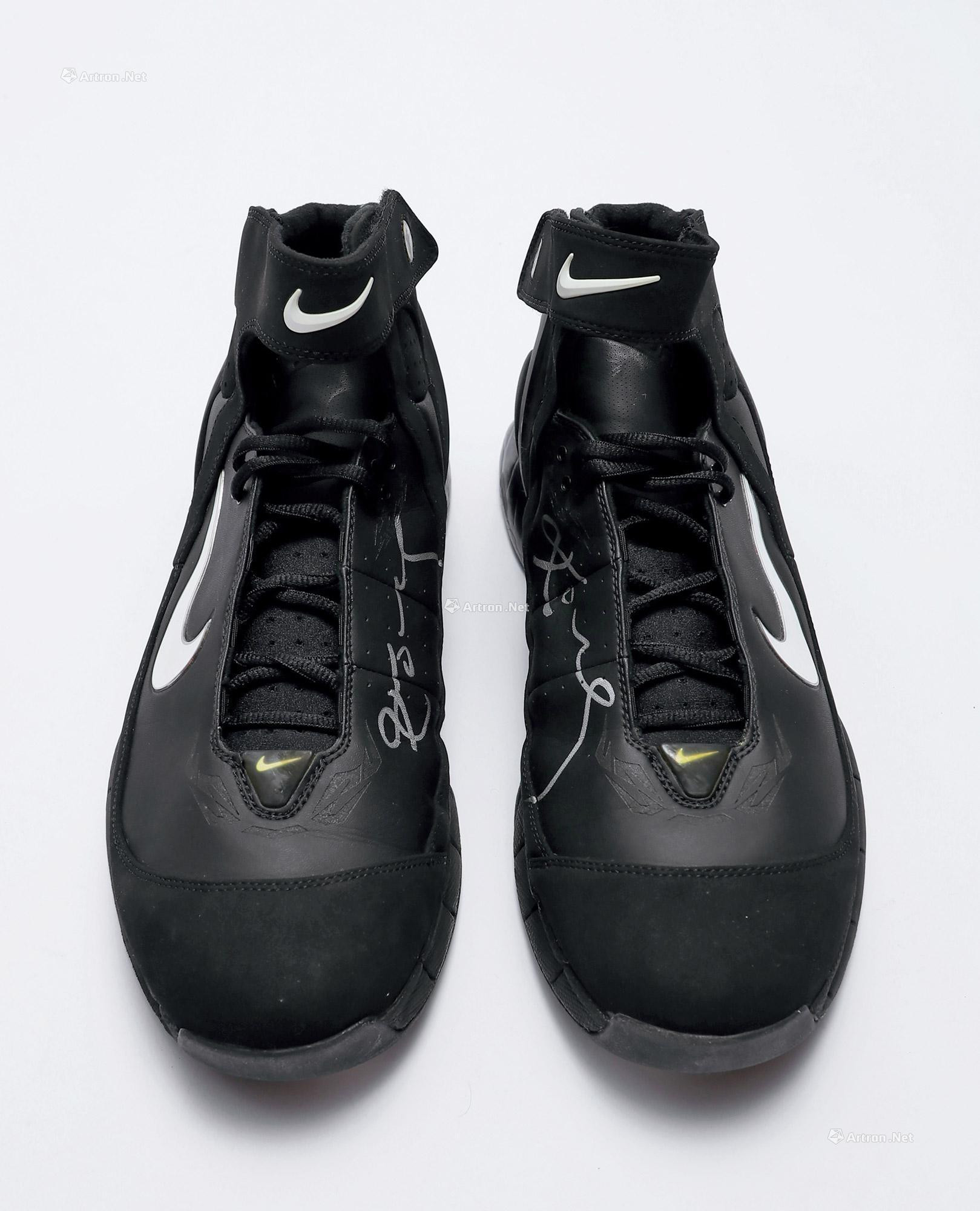 Kobe Bryant Autographed Collection  Nike Zoom Huarache 2K5 PE