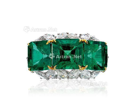 A COLOMBIAN EMERALD AND DIAMOND RING， NO OIL