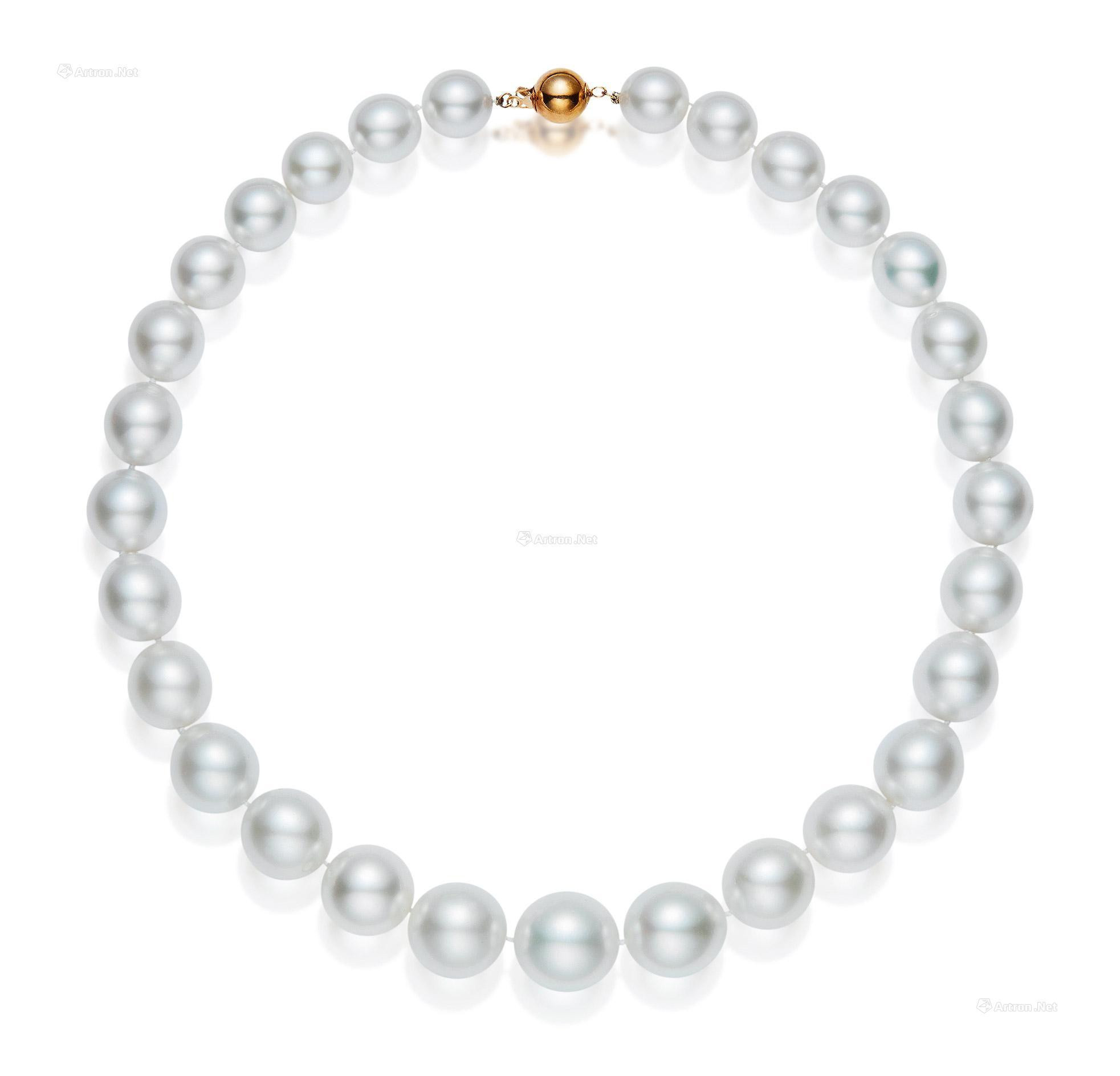 A STRAND OF SOUTH SEA white CULTURED PEARL NECKLACE