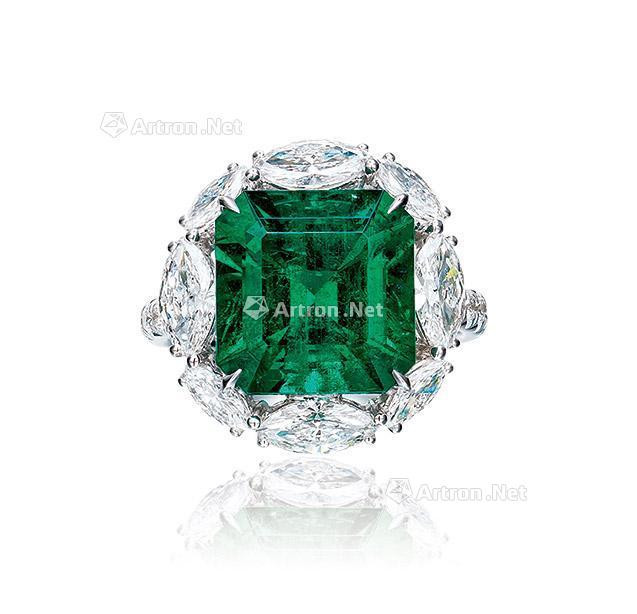 A 6.24 CARAT COLOMBIAN EMERALD AND DIAMOND RING， NO OIL