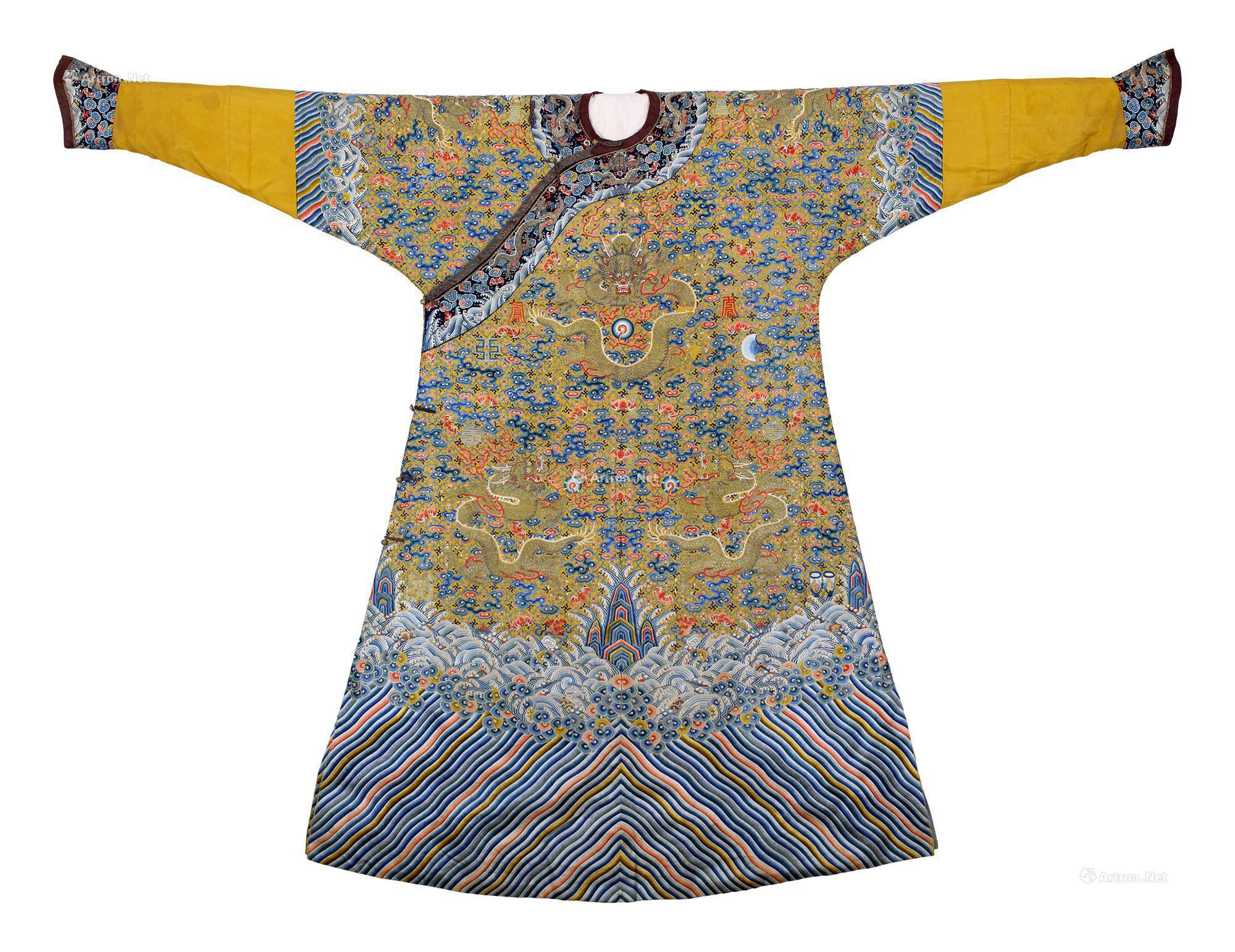AN EMBROIDERED BRIGHT YELLOW SILK DRAGON ROBE WITH‘TWELVE-SYMBOL’PATTERN