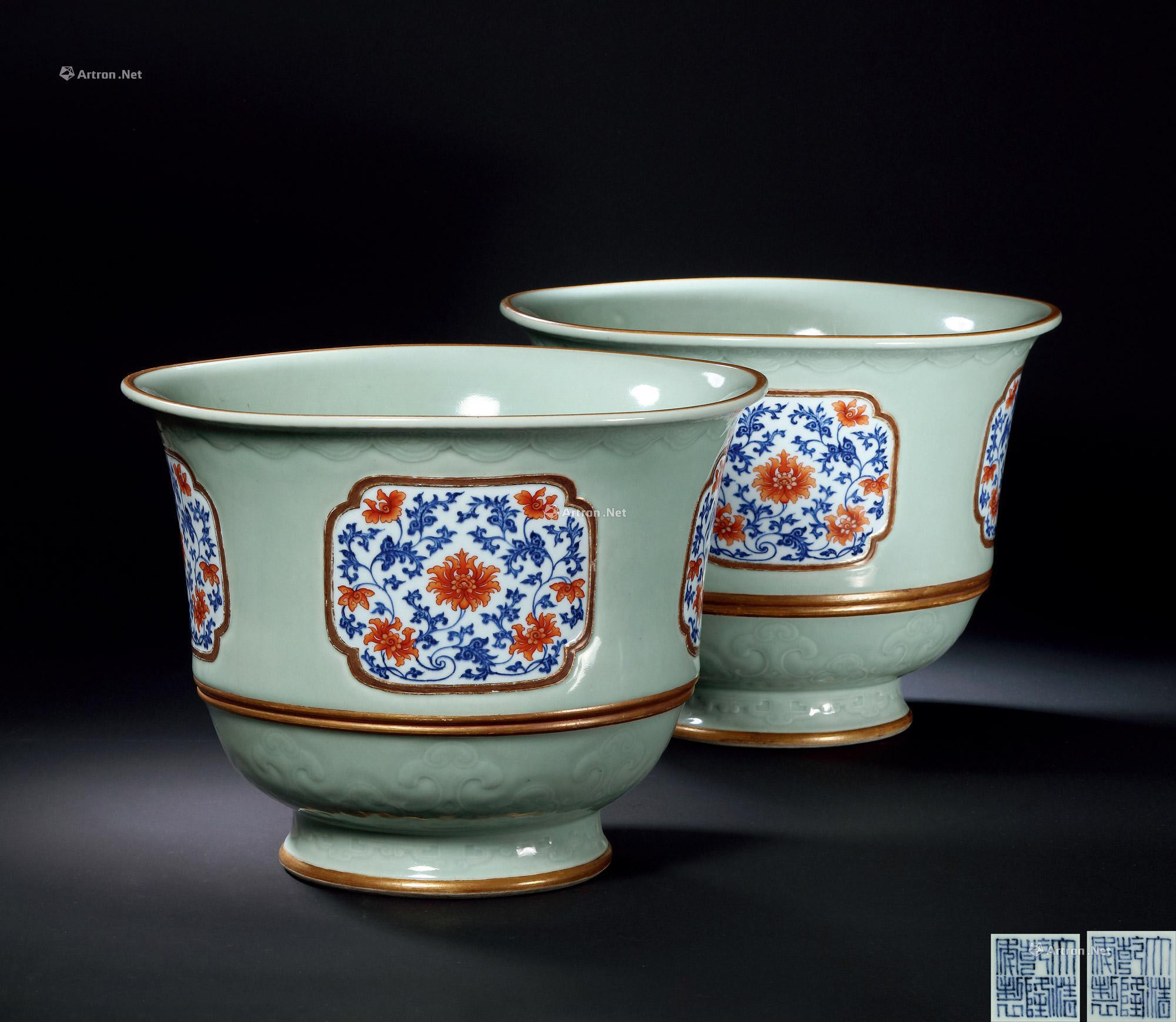 A PAIR OF CELADON-GLAED FLOWER POTS PAINTED WITH BLUE-AND-WHITE， RED COPPER AND GOLD-PAINTED PATTERNS