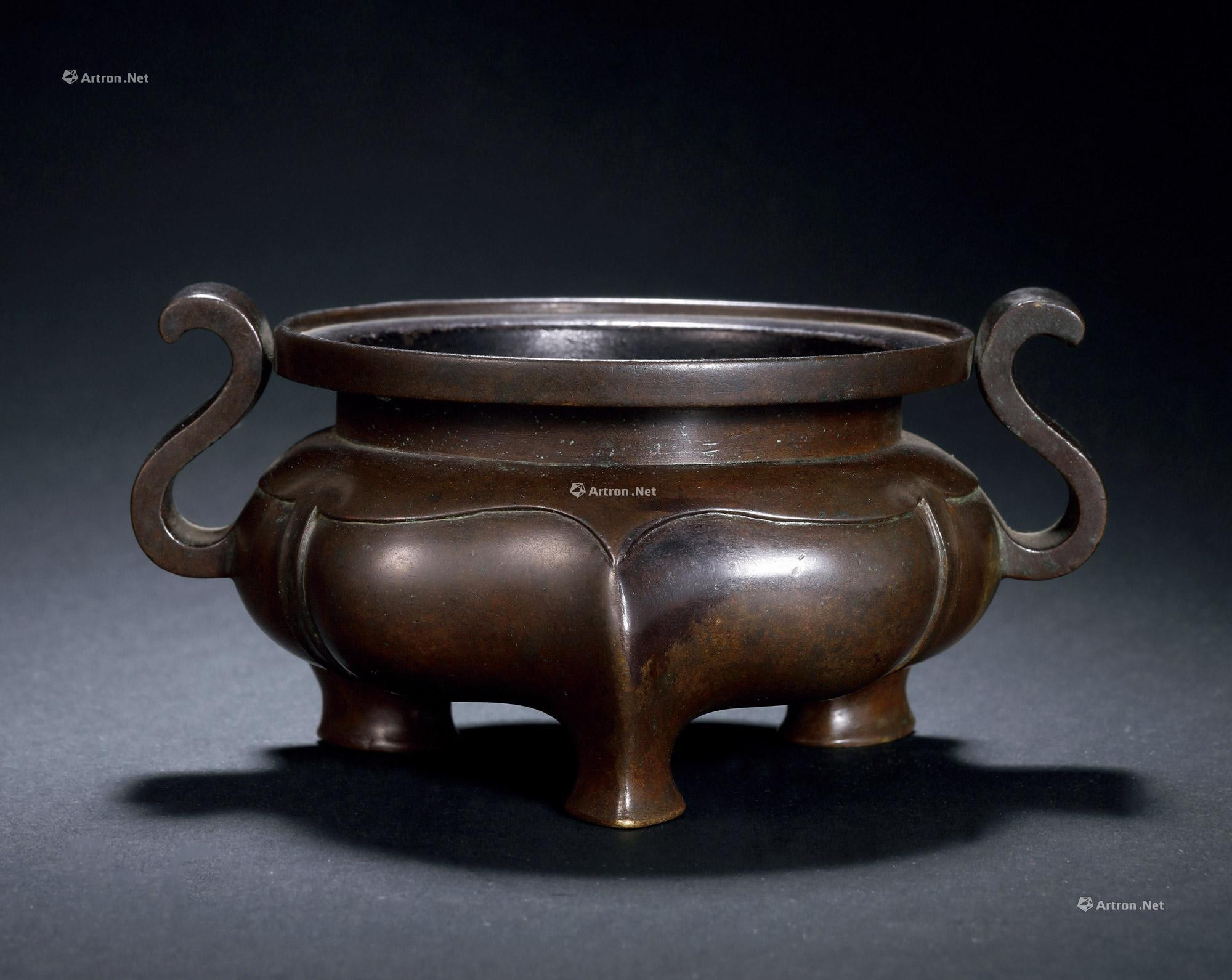 A BRONZE TRIPOD CENSER WITH EARRS