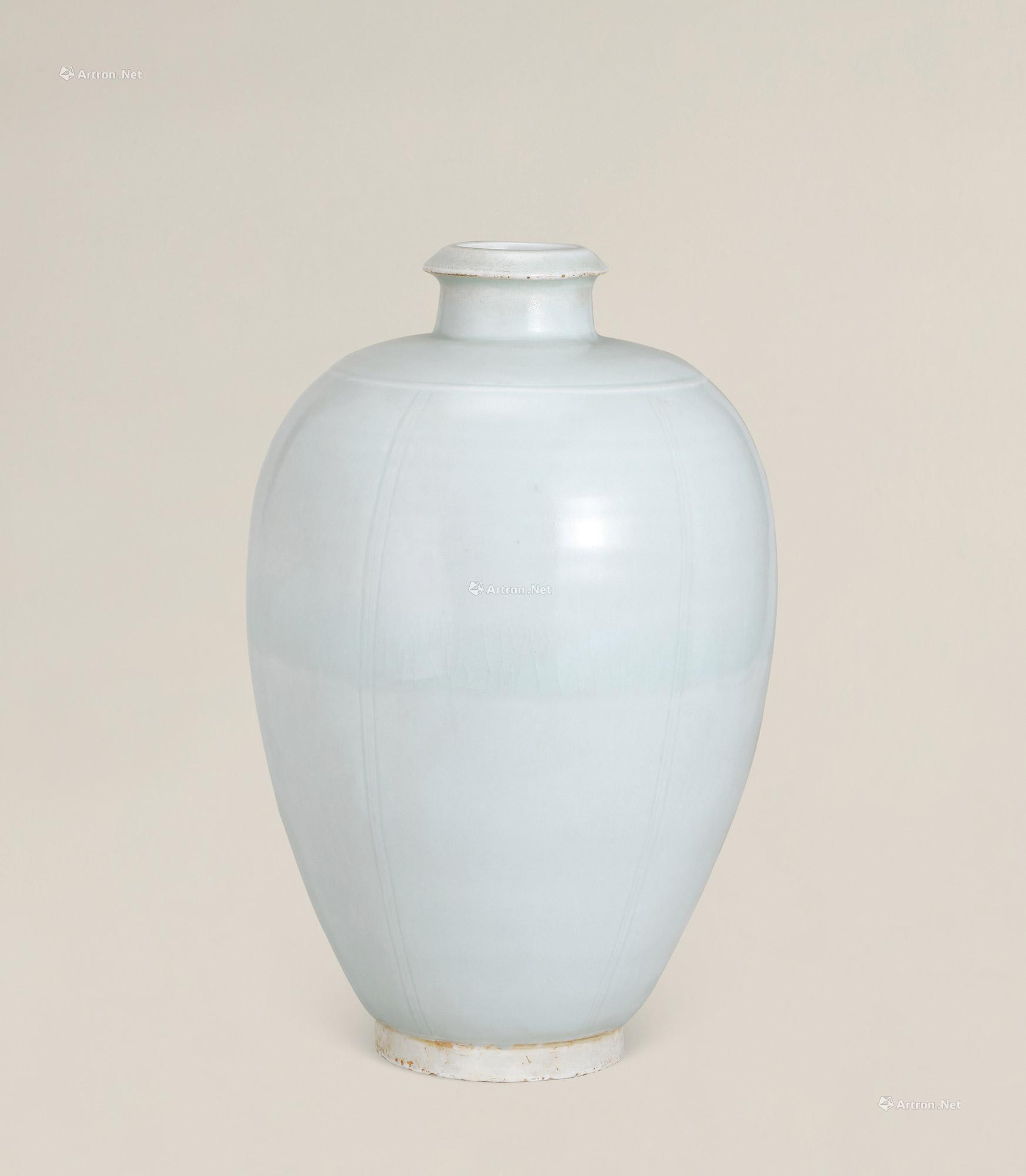 A QINGBAI-GLAZED RIBBED‘MEIPING’VASE