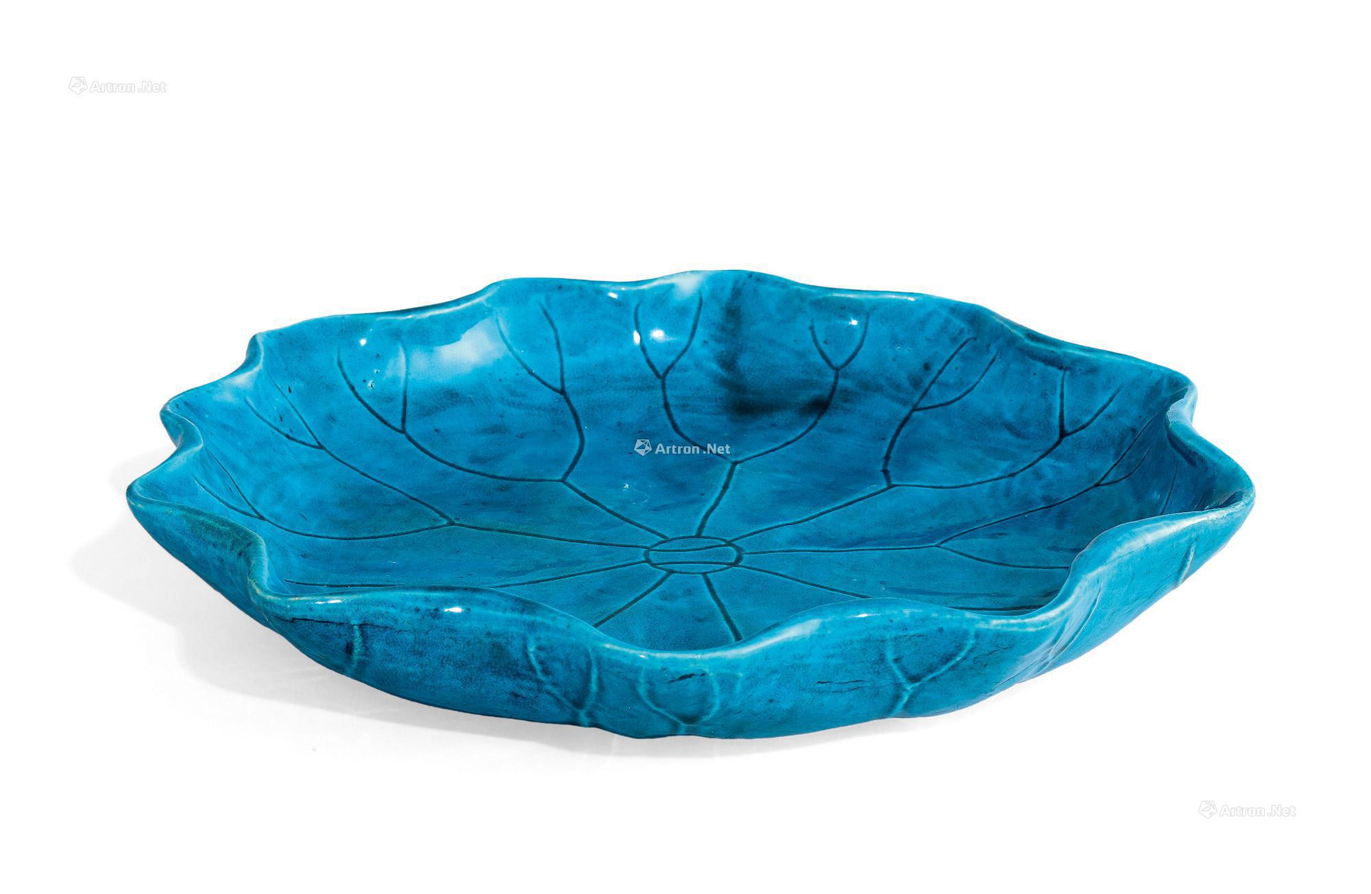 A TURQUOISE GLAZED ‘BARBED-RIMMED’ DISH