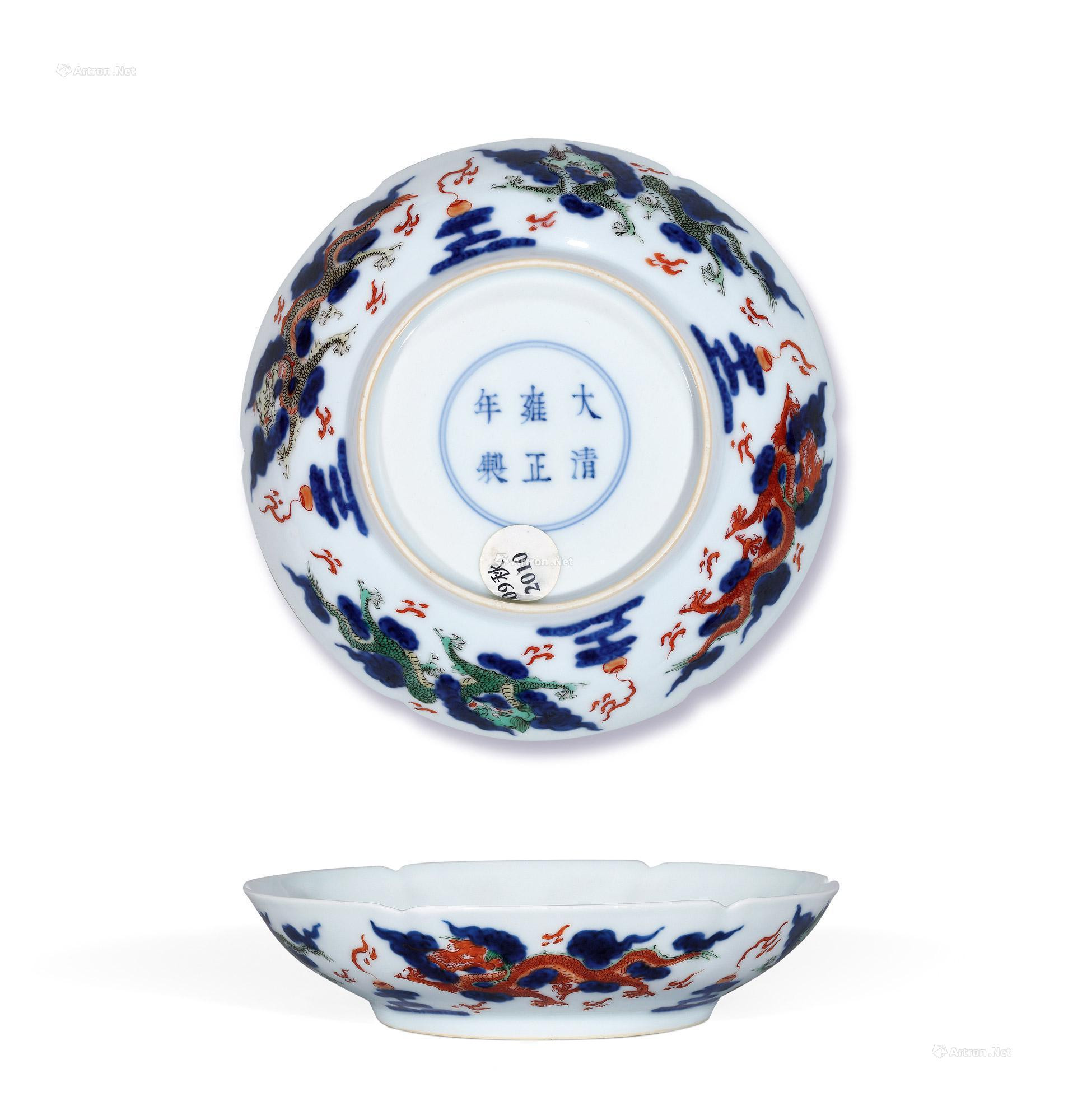 A FAMILLE-VERTE AND UNDERGLAZE BLUE AND WHITE BARBED-RIMMED ‘DRAGON’ DISH