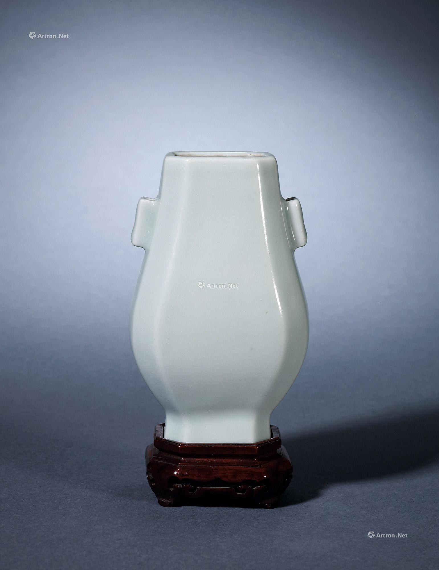 AN IMMITATING RU-TYPE VASE WITH HANDLES DESIGN