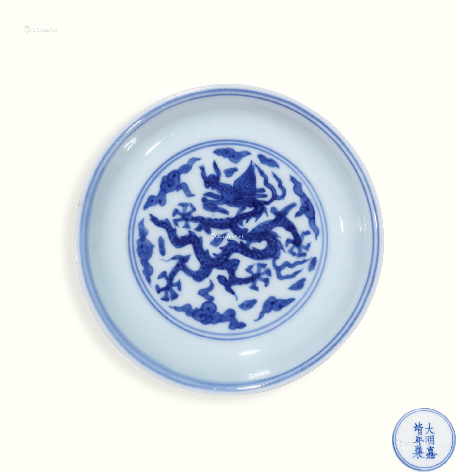 A BLUE AND WHITE PLATE WITH DRAGON DESIGN